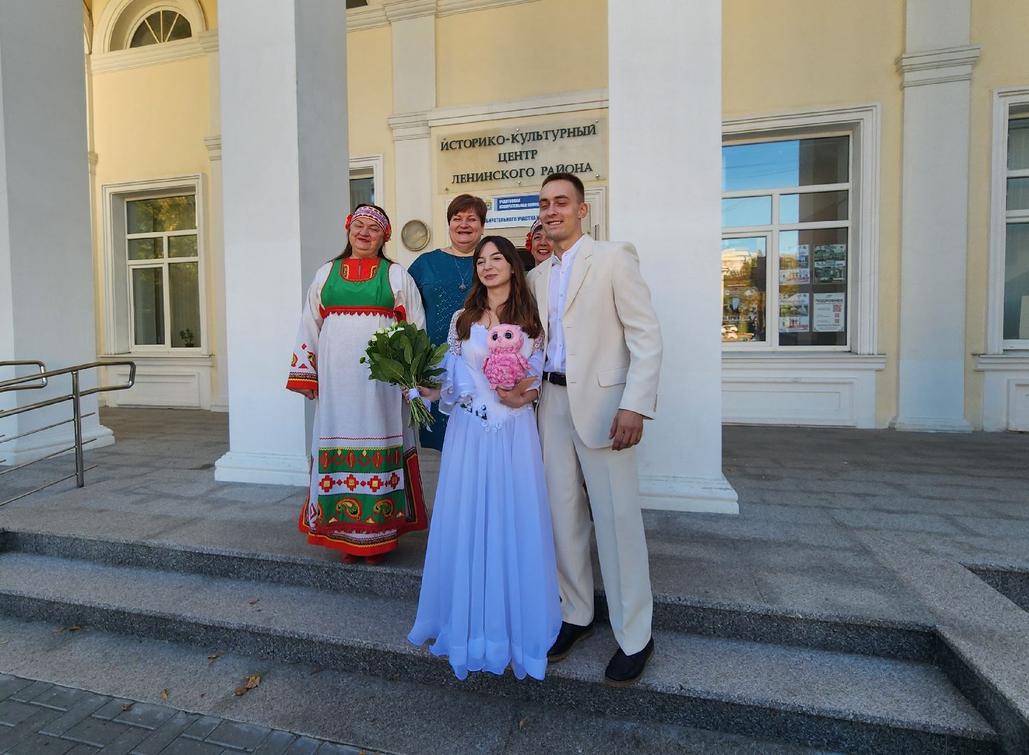 выборы, муниципальные выборы 2024, голосуют жених и невеста, гражданская позиция, ленинский округ, молодожены делают выбор, Совет депутатов ленинского округа,загс выборы,