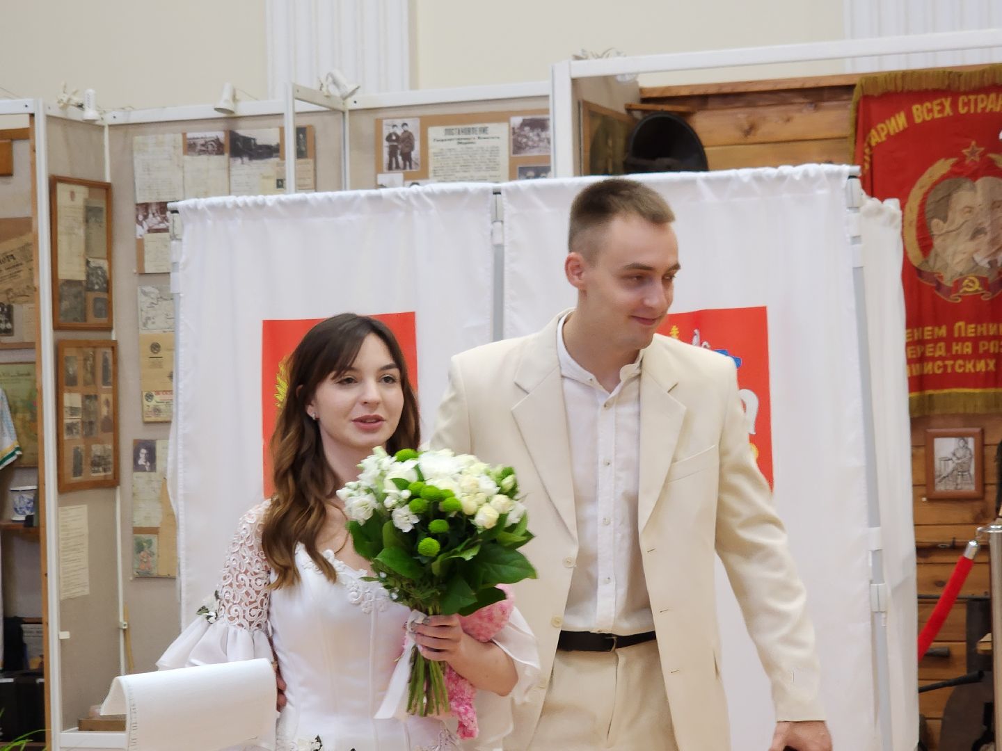 выборы, муниципальные выборы 2024, голосуют жених и невеста, гражданская позиция, ленинский округ, молодожены делают выбор, Совет депутатов ленинского округа,загс выборы,