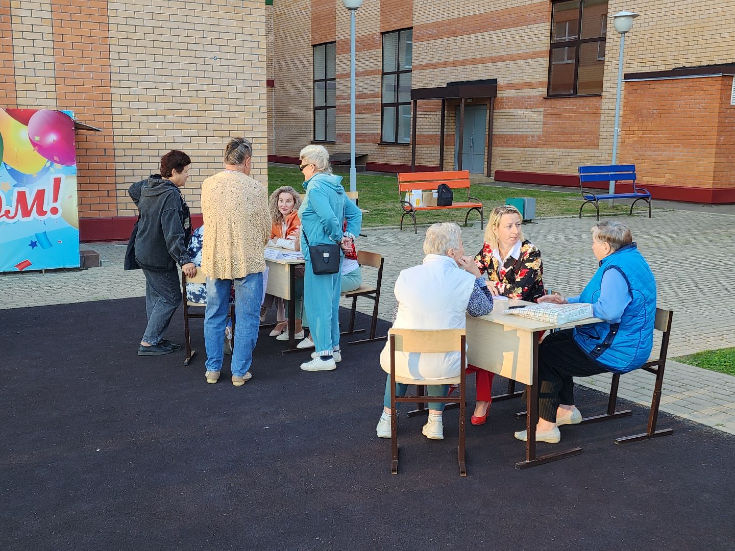 Чехов, поселок Любучаны, выездная администрация, встреча с жителями, обращения жителей, СНТ Флора, деревня Леониха, вывоз мусора, обращение с ТКО, контейнеровоз, электроснабжение, скачки напряжения, Россети,