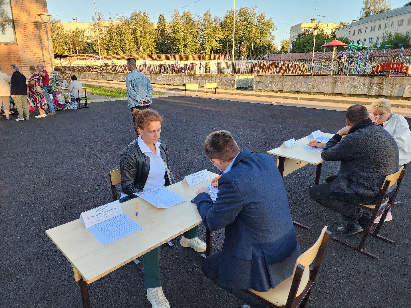 Чехов, поселок Любучаны, выездная администрация, встреча с жителями, обращения жителей, СНТ Флора, деревня Леониха, вывоз мусора, обращение с ТКО, контейнеровоз, электроснабжение, скачки напряжения, Россети,