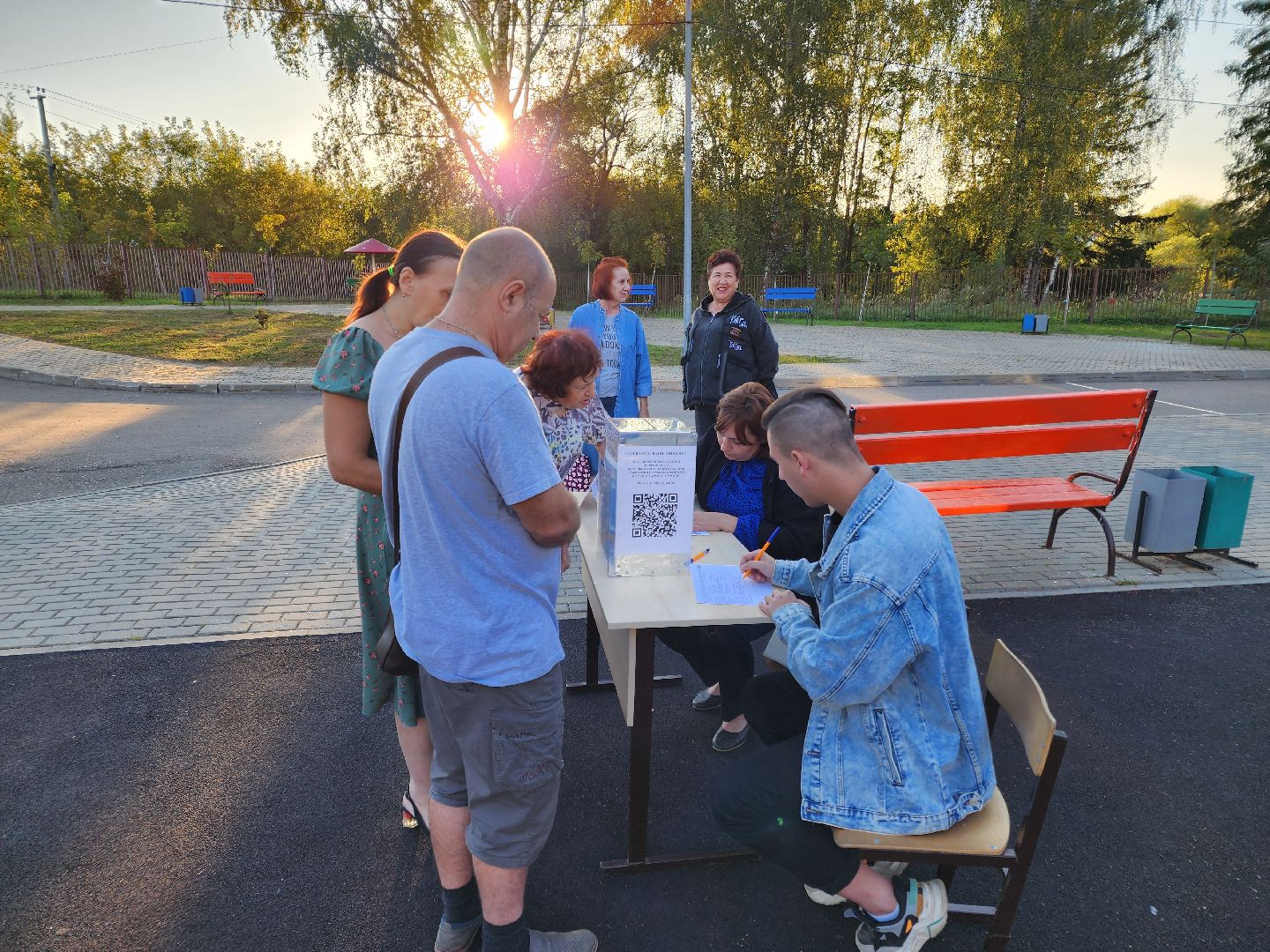 Чехов, поселок Любучаны, выездная администрация, встреча с жителями, обращения жителей, СНТ Флора, деревня Леониха, вывоз мусора, обращение с ТКО, контейнеровоз, электроснабжение, скачки напряжения, Россети,