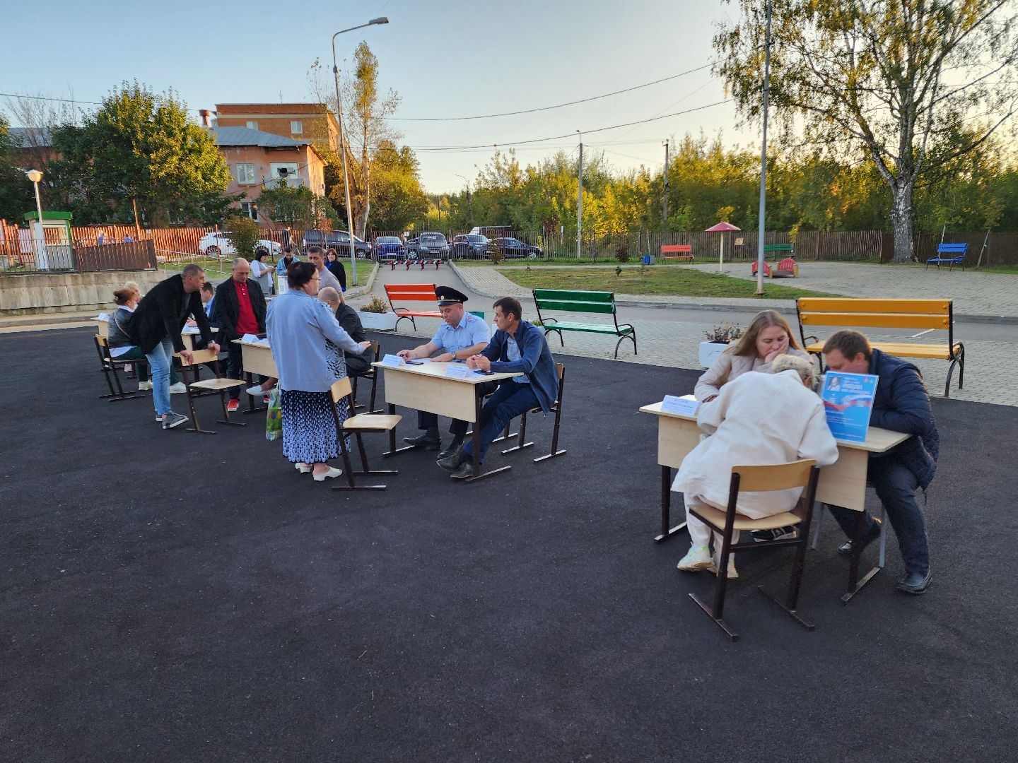 Чехов, поселок Любучаны, выездная администрация, встреча с жителями, обращения жителей, СНТ Флора, деревня Леониха, вывоз мусора, обращение с ТКО, контейнеровоз, электроснабжение, скачки напряжения, Россети,