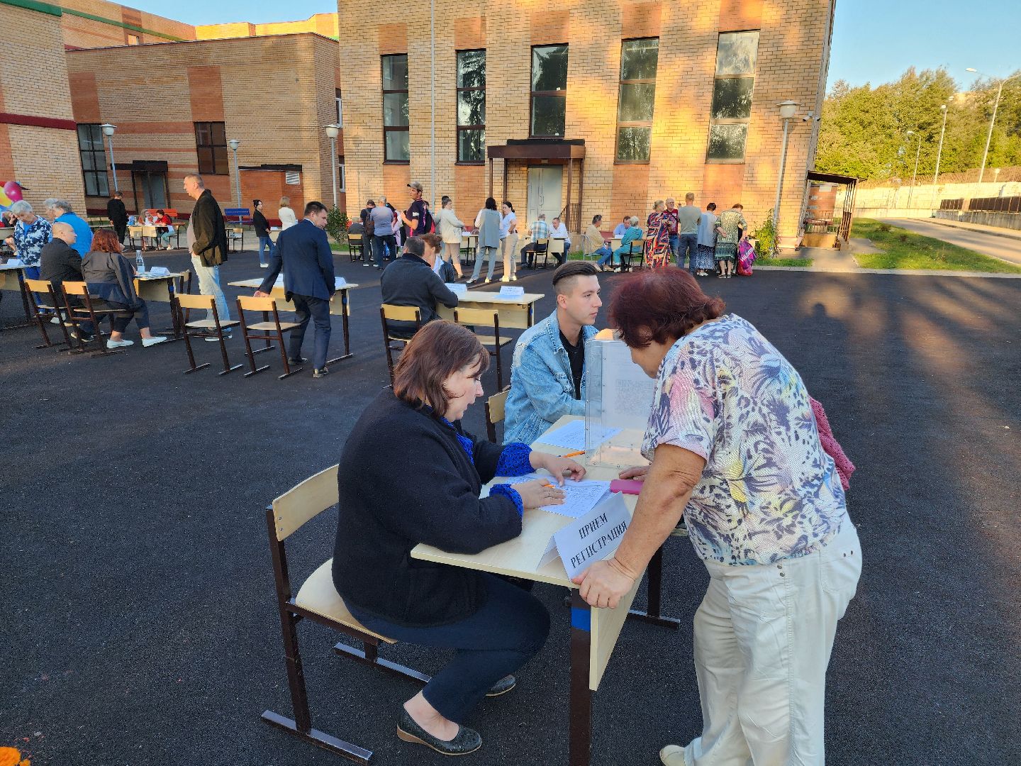 Чехов, поселок Любучаны, выездная администрация, встреча с жителями, обращения жителей, СНТ Флора, деревня Леониха, вывоз мусора, обращение с ТКО, контейнеровоз, электроснабжение, скачки напряжения, Россети,