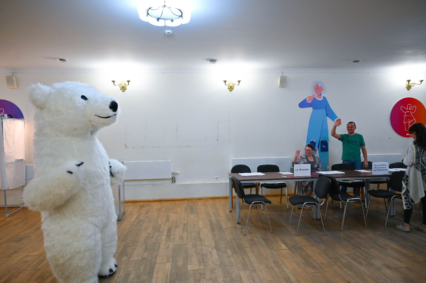 выборы, белый медведь, выборы 2024, голосование в совет депутатов ленинского округа,медведь голосует, на выборы пришел медведь,медведь в ленинском округе,