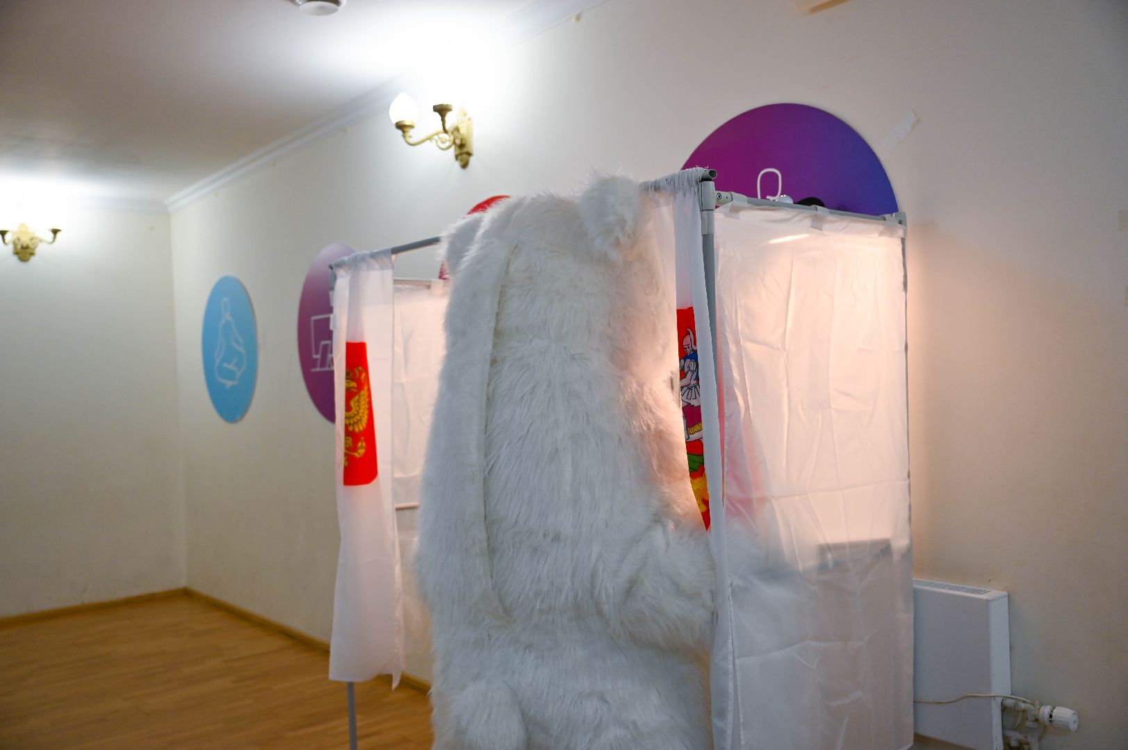 выборы, белый медведь, выборы 2024, голосование в совет депутатов ленинского округа,медведь голосует, на выборы пришел медведь,медведь в ленинском округе,