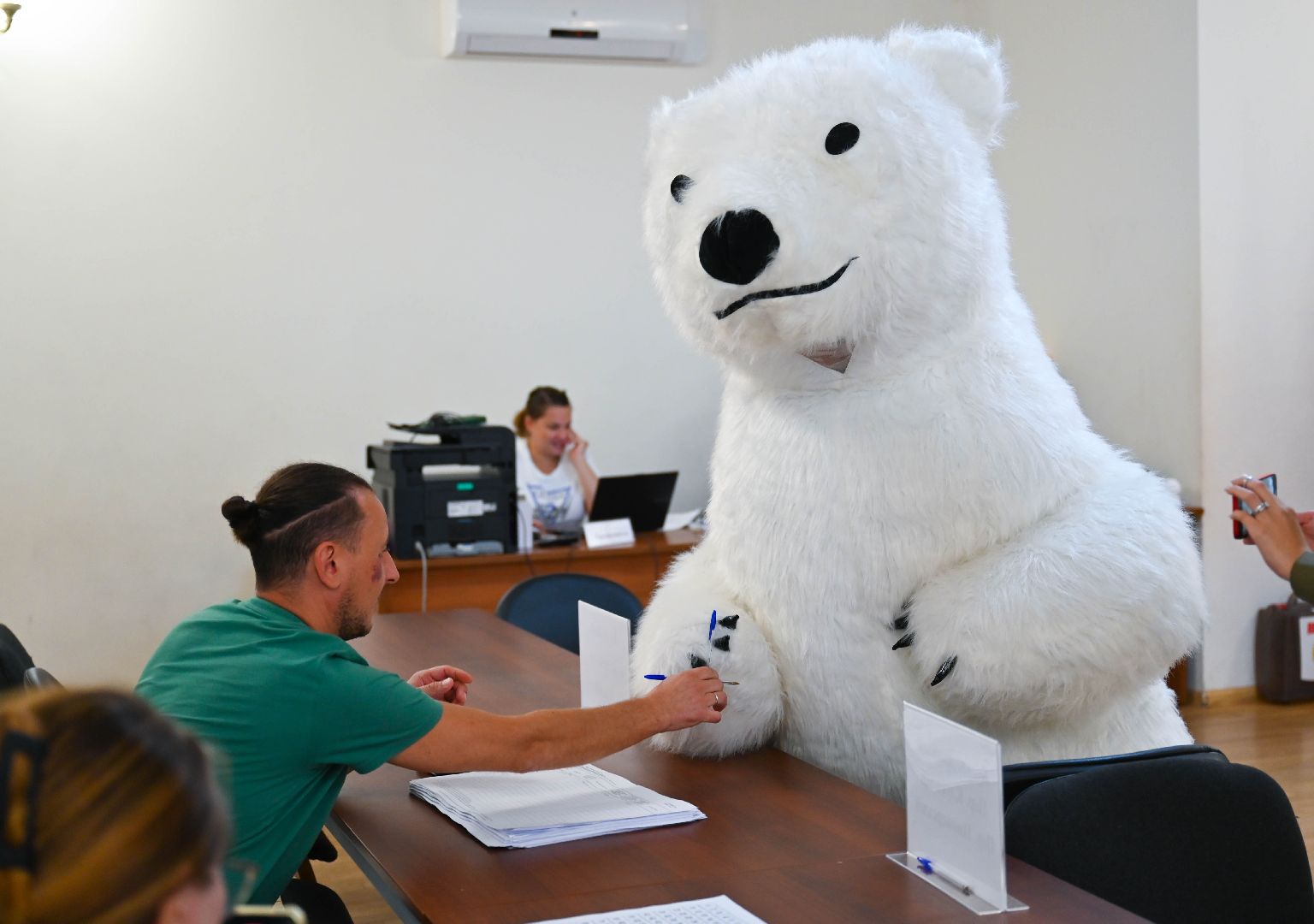 выборы, белый медведь, выборы 2024, голосование в совет депутатов ленинского округа,медведь голосует, на выборы пришел медведь,медведь в ленинском округе,