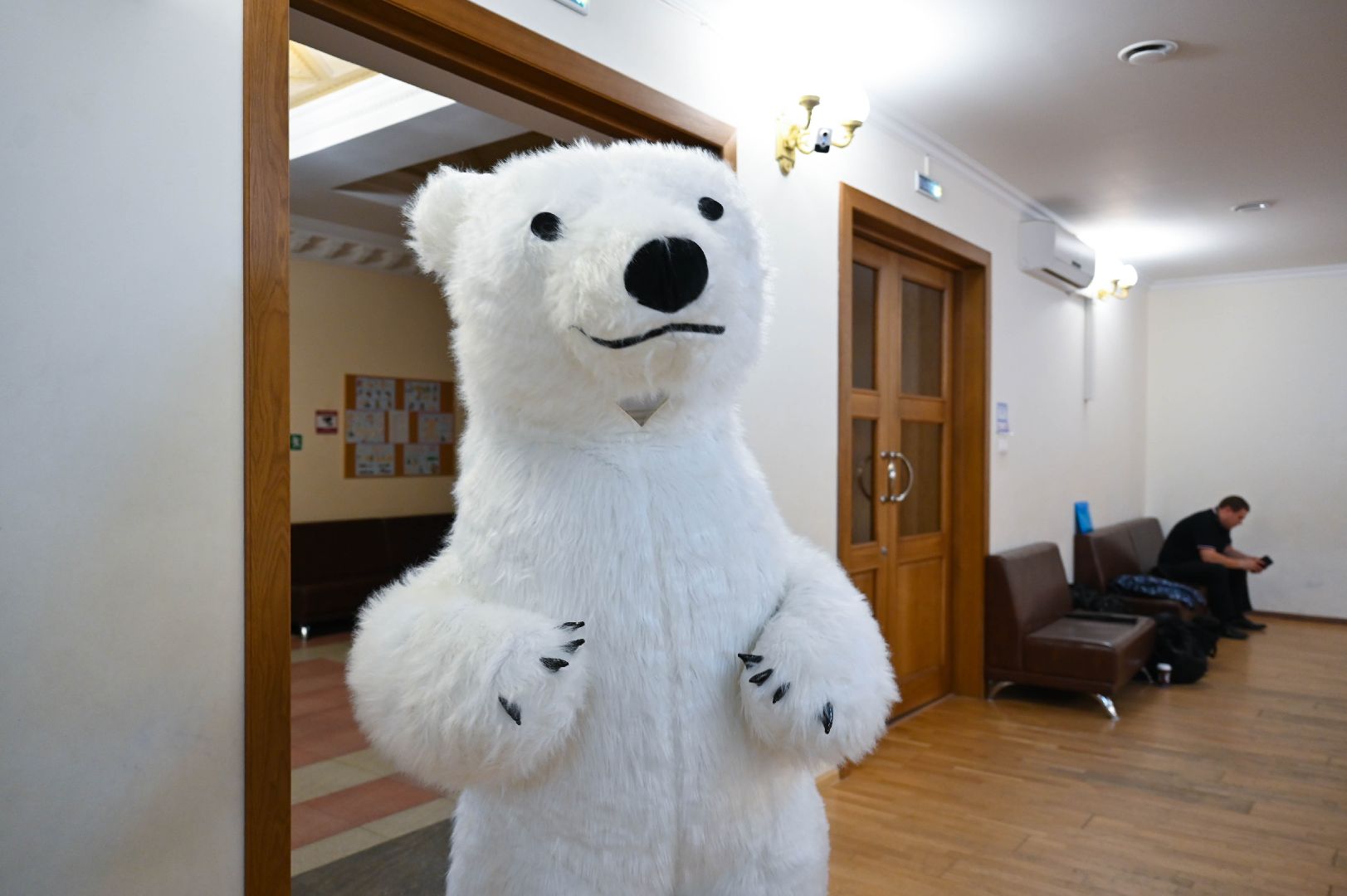 выборы, белый медведь, выборы 2024, голосование в совет депутатов ленинского округа,медведь голосует, на выборы пришел медведь,медведь в ленинском округе,