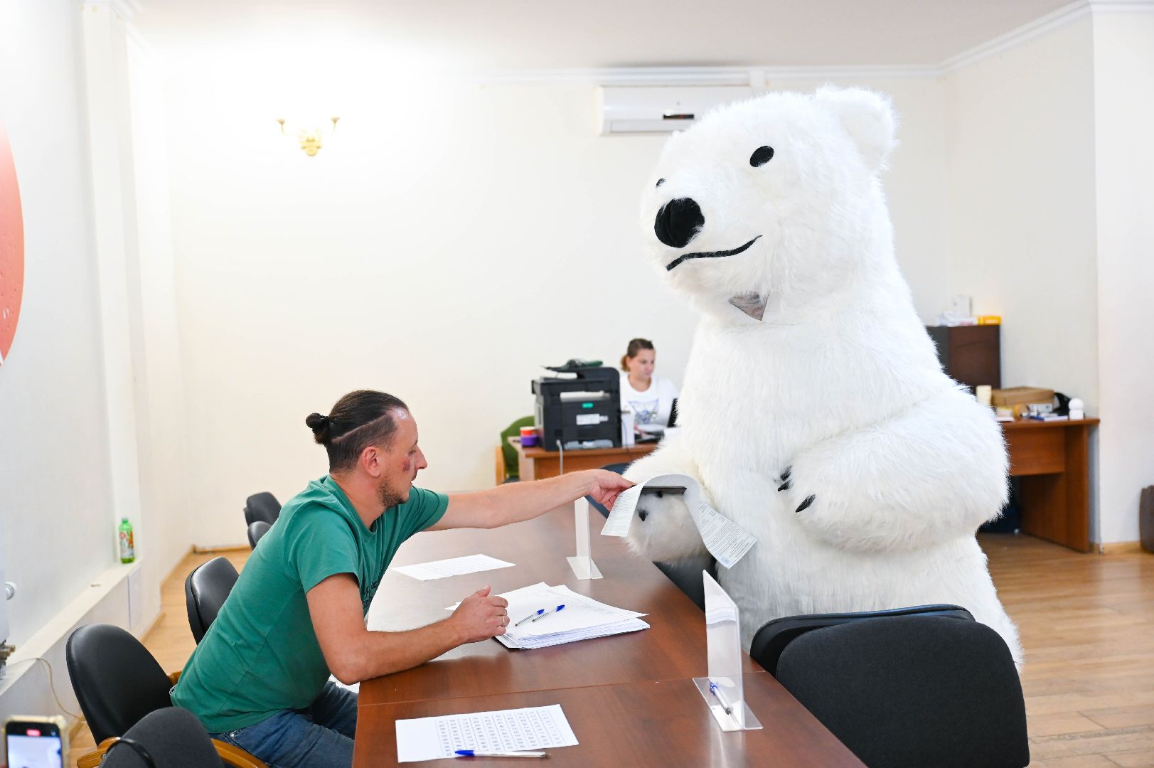 выборы, белый медведь, выборы 2024, голосование в совет депутатов ленинского округа,медведь голосует, на выборы пришел медведь,медведь в ленинском округе,