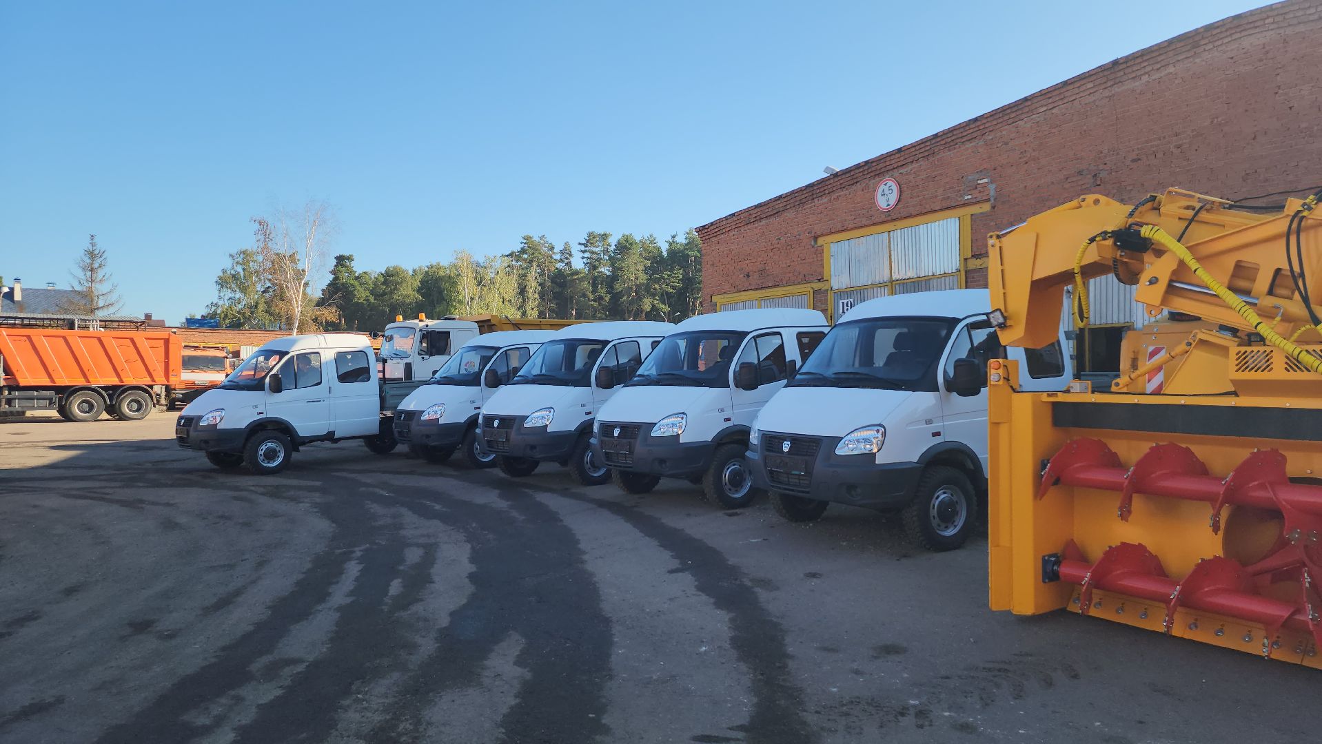 серпухов, комбинат благоустройства, новая техника, улица Екатерины Дашковой, погрузчик-очиститель,