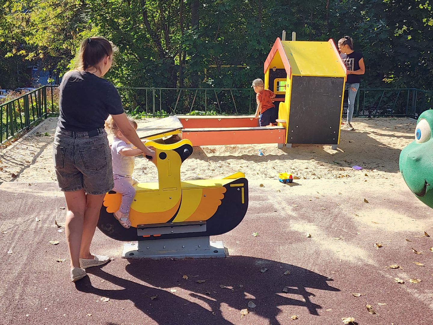 Чехов, улица Дружбы, комплексное благоустройство двора, дворовая территория, детская игровая площадка, парковки, тротуары, проезды, освещение, озеленение, формирование комфортной городской среды,