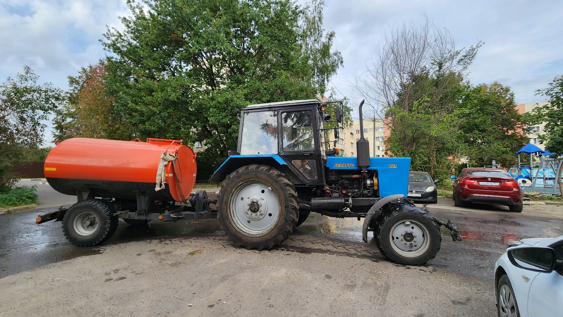 Бронницы, Уборка дворов осенью, механизированная уборка, Советская 112, Дорожные службы,