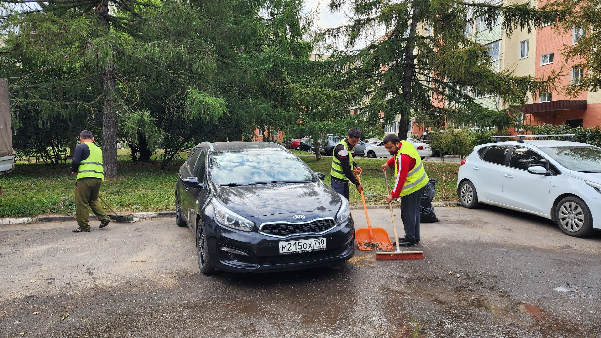 Бронницы, Уборка дворов осенью, механизированная уборка, Советская 112, Дорожные службы,