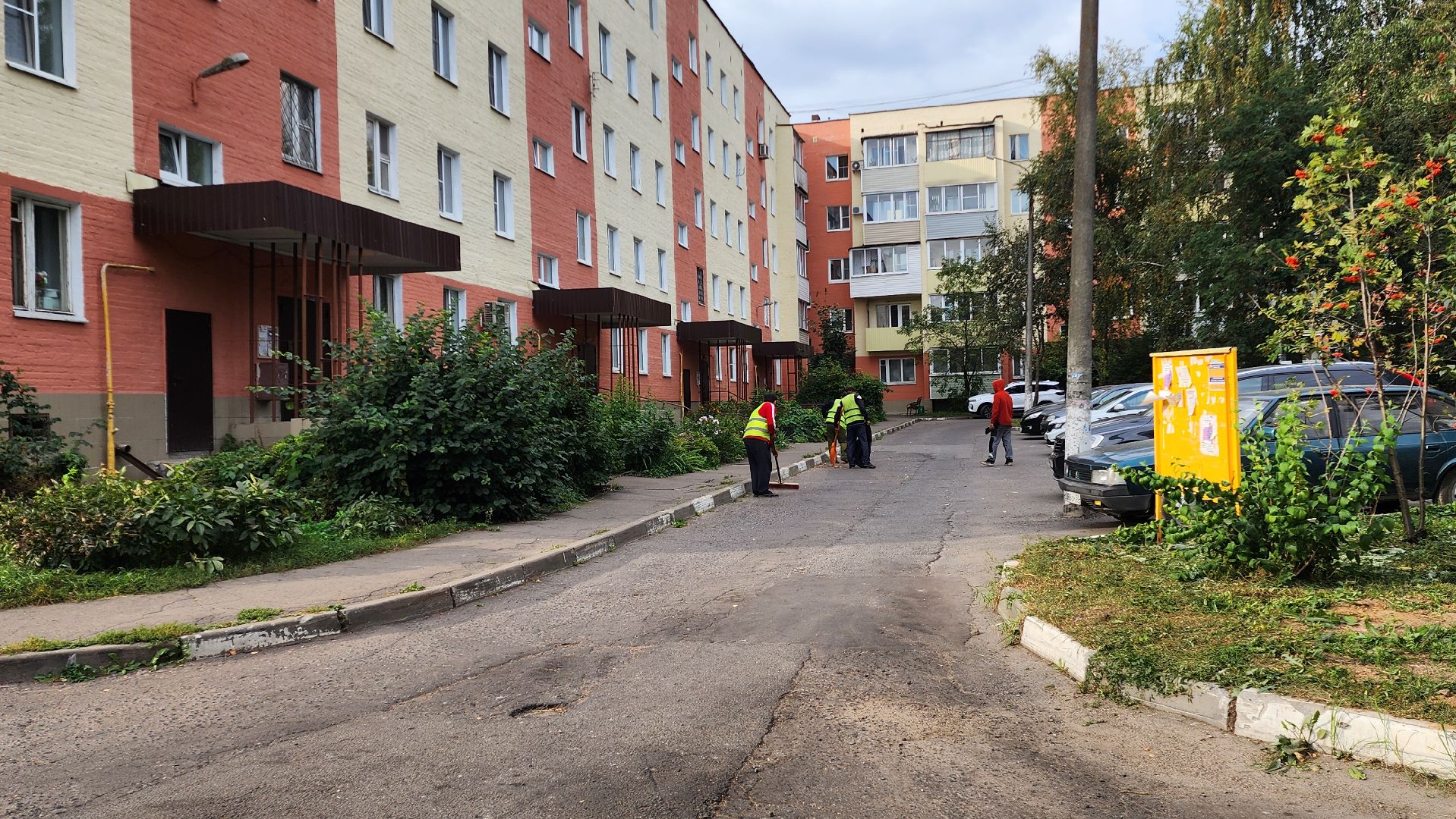 Бронницы, Уборка дворов осенью, механизированная уборка, Советская 112, Дорожные службы,