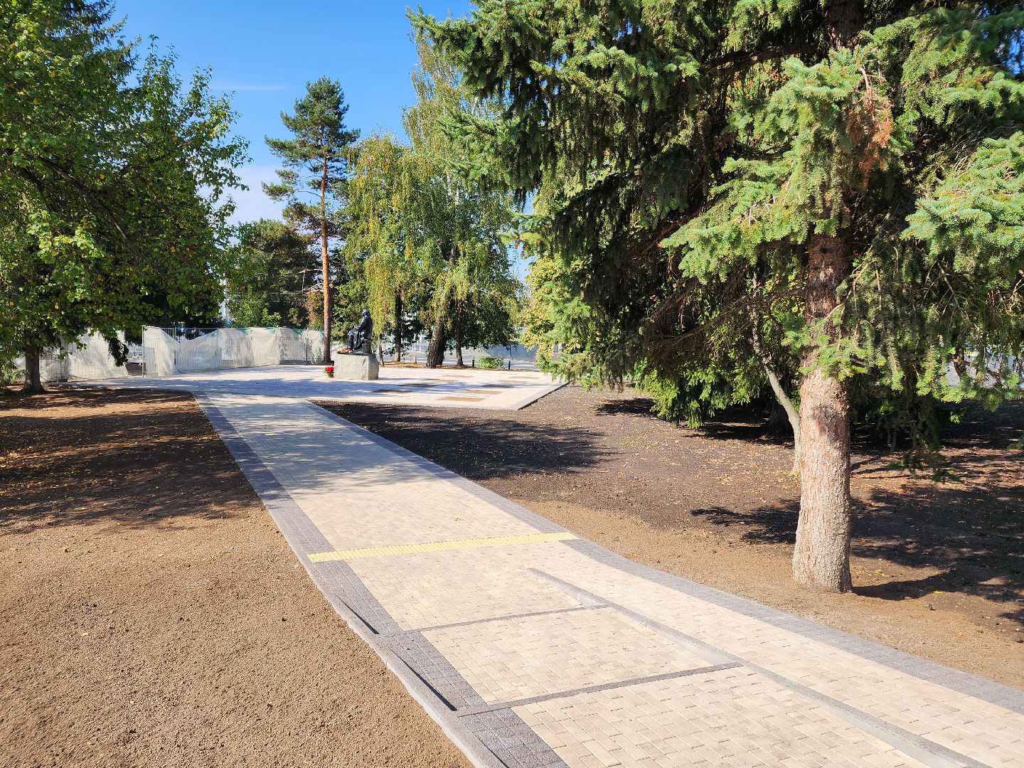 Чехов, бульвар Чехова, сквер Чехова, реконструкция, благоустройство, фонтан, пешеходные дорожки, озеленение, арт объекты, освещение, качели, нацпроект Жилье и городская среда, формирование комфортной городской среды,