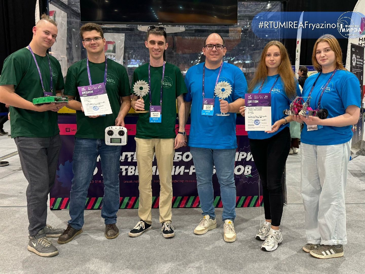 команды 2ФМ и 2ФМ2, форум Технопром, Робот PinkPong, робот GreenPong, бой, мини-роботы,