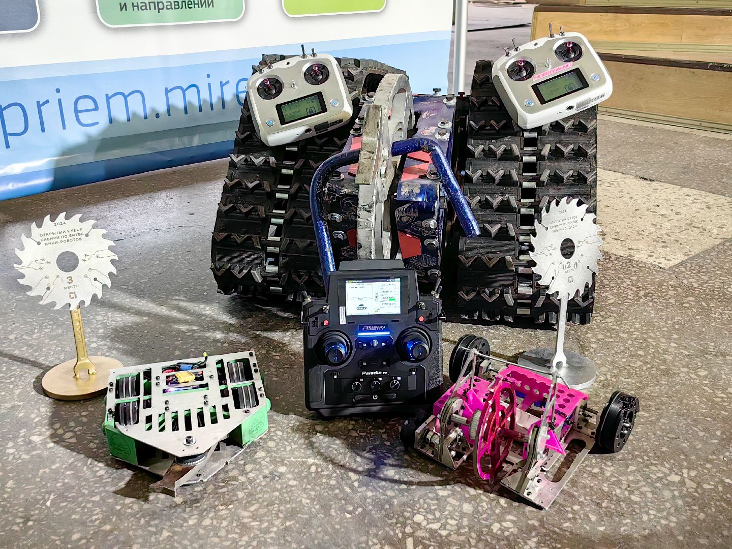 команды 2ФМ и 2ФМ2, форум Технопром, Робот PinkPong, робот GreenPong, бой, мини-роботы,