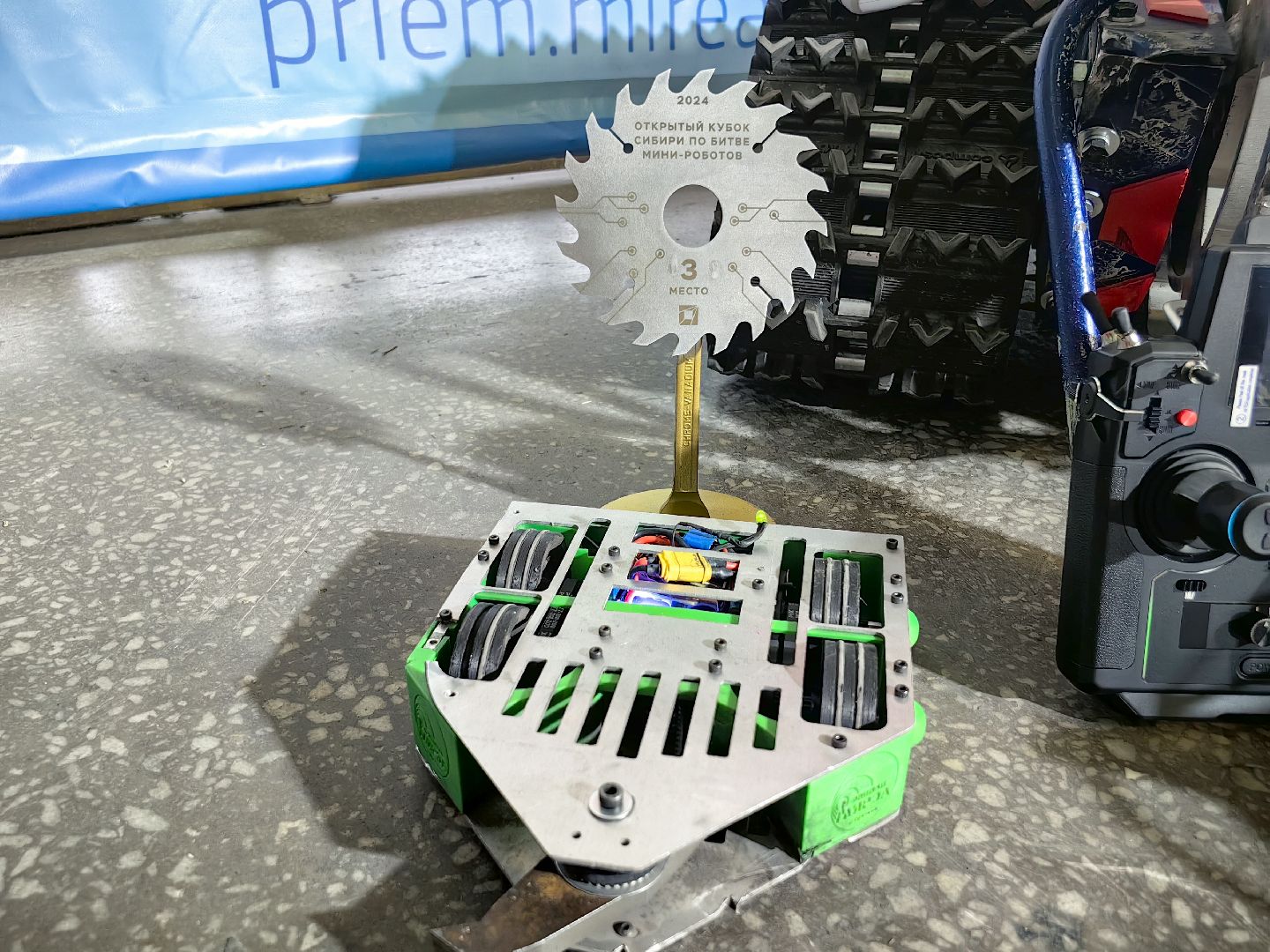 команды 2ФМ и 2ФМ2, форум Технопром, Робот PinkPong, робот GreenPong, бой, мини-роботы,