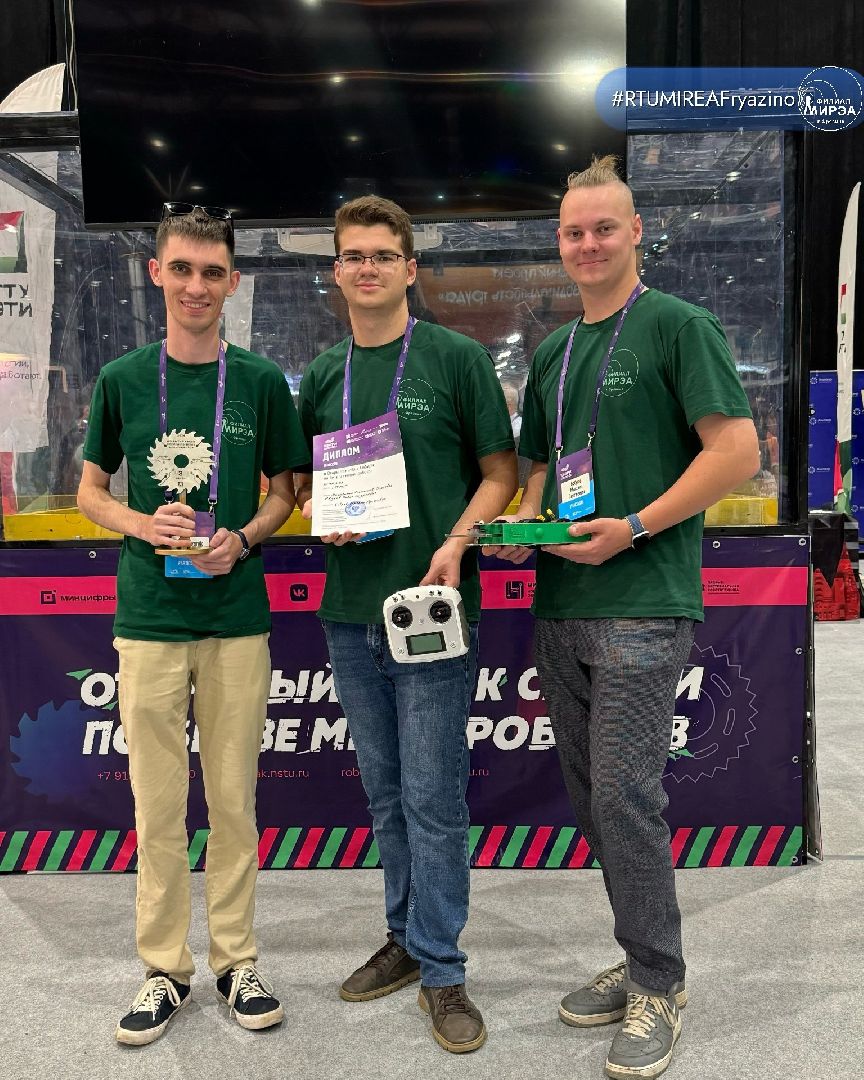 команды 2ФМ и 2ФМ2, форум Технопром, Робот PinkPong, робот GreenPong, бой, мини-роботы,