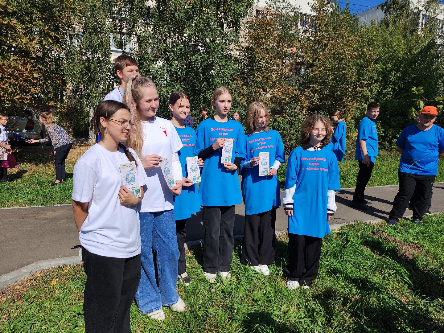 серпухов, волонтеры, день города, поселок большевик, посадка деревьев,