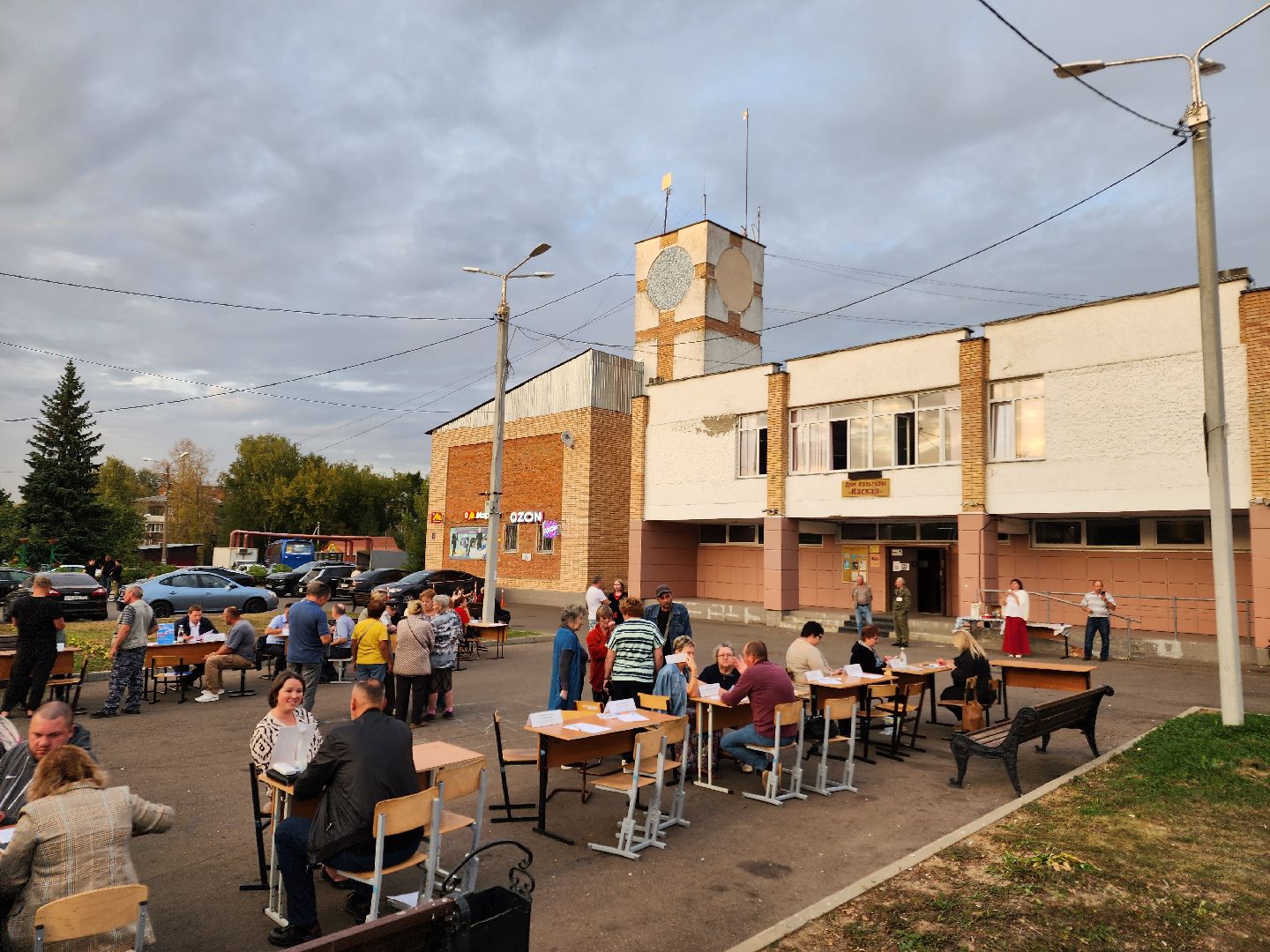 Чехов, поселок Васькино, выездная администрация, встреча с жителями, обращения жителей, Елена Валяева, многодетная мама, жильё, земельные участки, освещение, пешеходный переход, электроснабжение, контейнерная площадка,