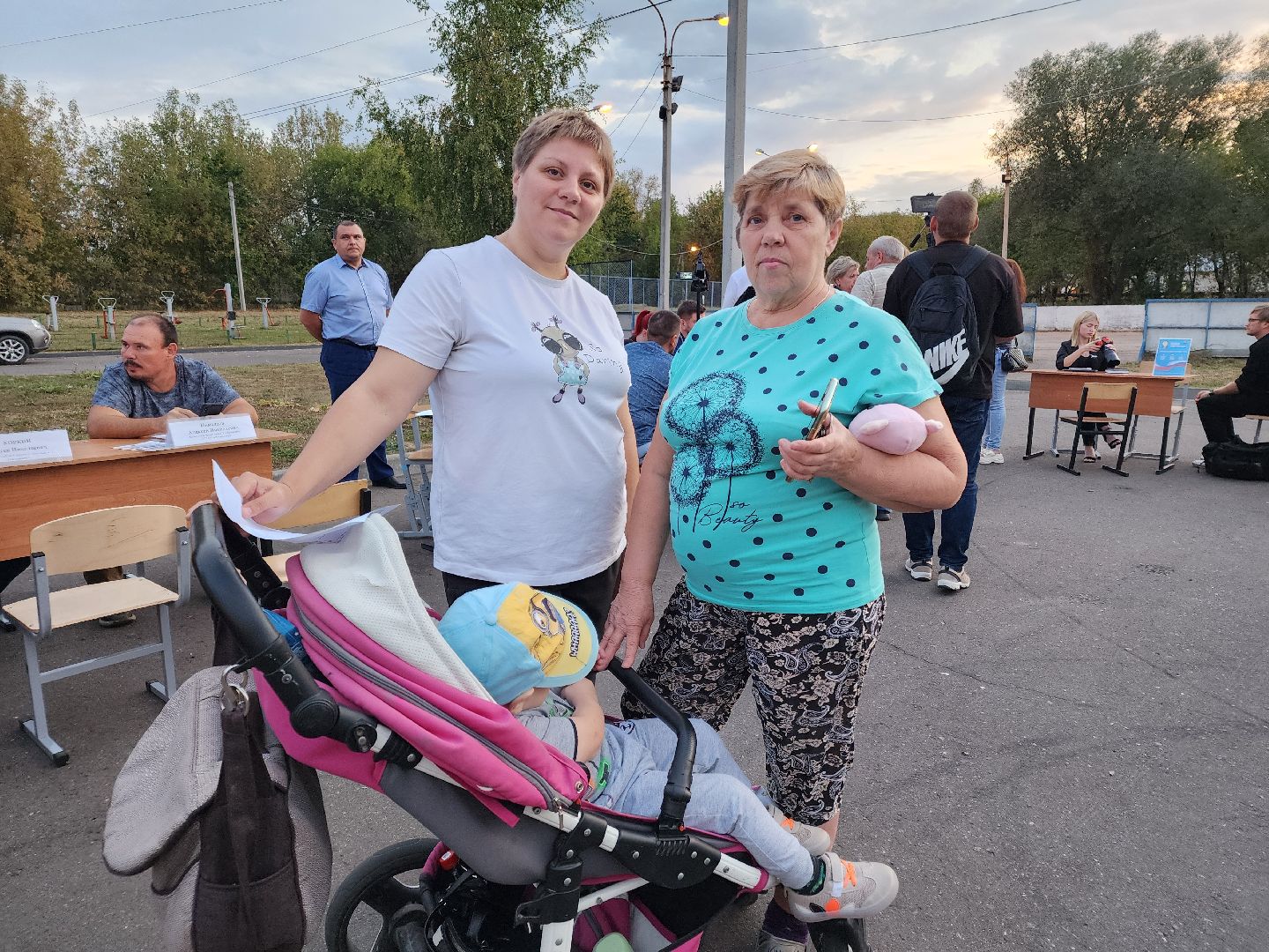 Чехов, поселок Васькино, выездная администрация, встреча с жителями, обращения жителей, Елена Валяева, многодетная мама, жильё, земельные участки, освещение, пешеходный переход, электроснабжение, контейнерная площадка,