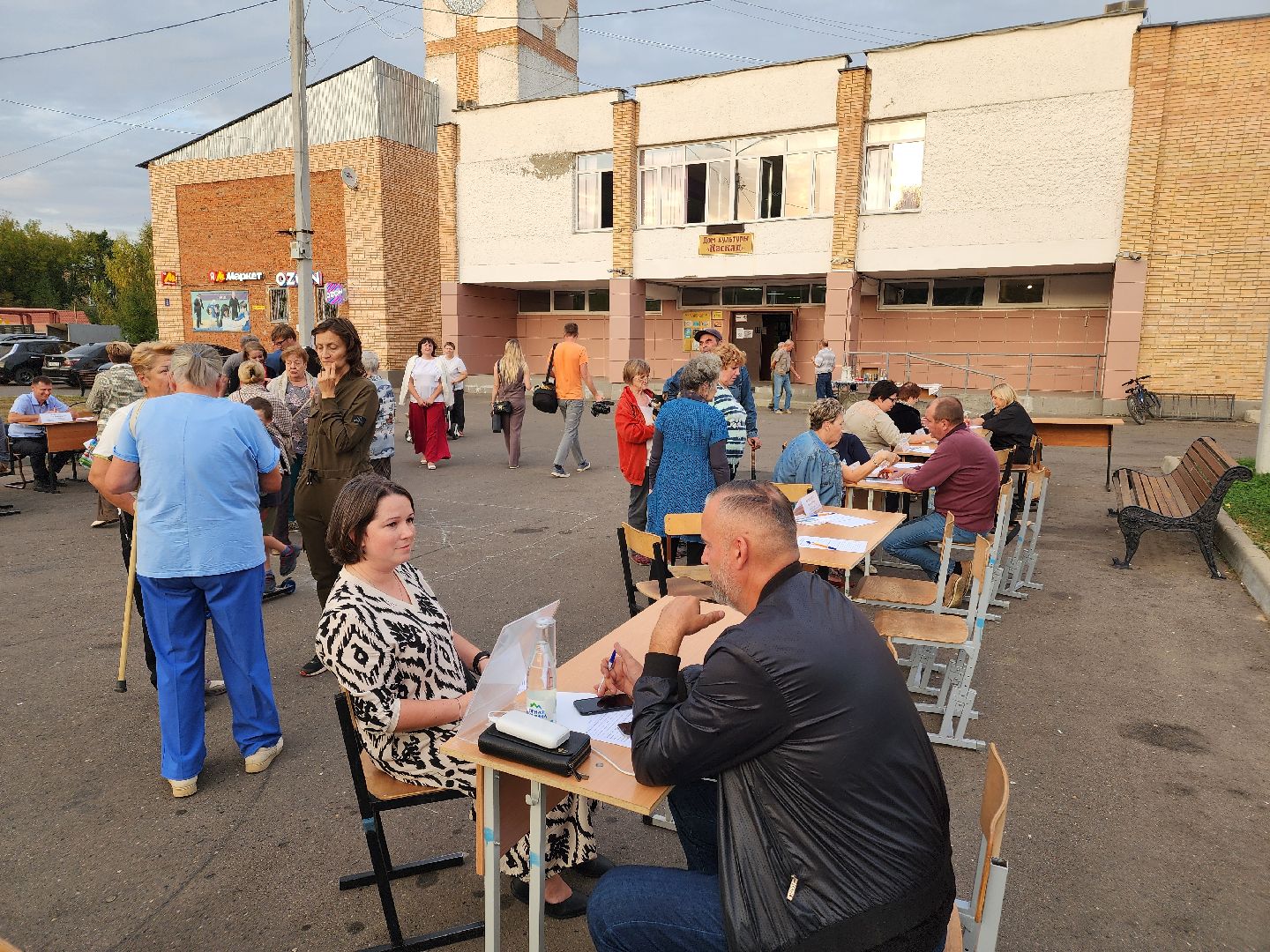 Чехов, поселок Васькино, выездная администрация, встреча с жителями, обращения жителей, Елена Валяева, многодетная мама, жильё, земельные участки, освещение, пешеходный переход, электроснабжение, контейнерная площадка,
