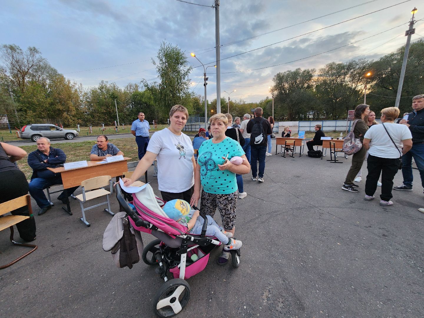 Чехов, поселок Васькино, выездная администрация, встреча с жителями, обращения жителей, Елена Валяева, многодетная мама, жильё, земельные участки, освещение, пешеходный переход, электроснабжение, контейнерная площадка,