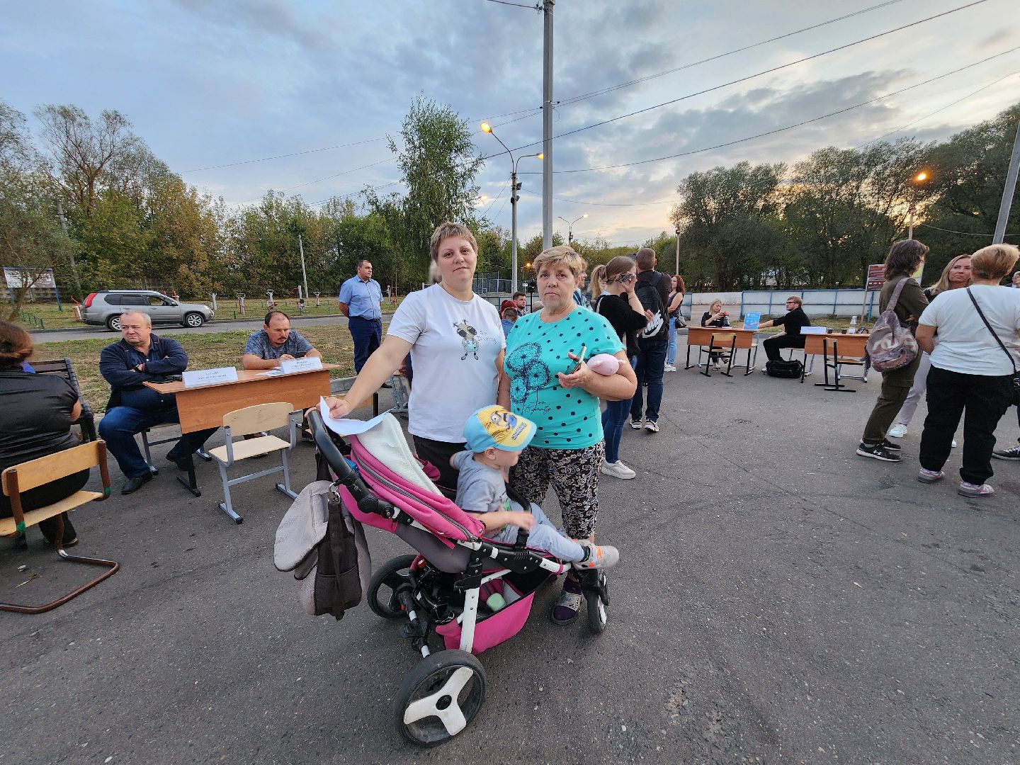 Чехов, поселок Васькино, выездная администрация, встреча с жителями, обращения жителей, Елена Валяева, многодетная мама, жильё, земельные участки, освещение, пешеходный переход, электроснабжение, контейнерная площадка,