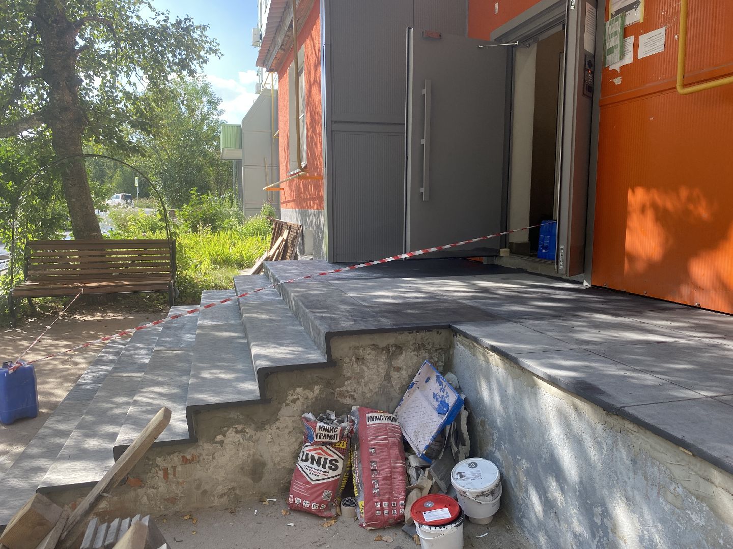 Мой подъезд, ремонт подъездов мкд, заозерный Власиха, замена ступеней, композитные накладки на ступени,