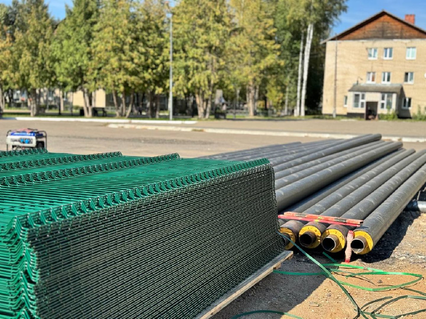 ограждение, городской округ восход, бригада рабочих, футбольное поле,