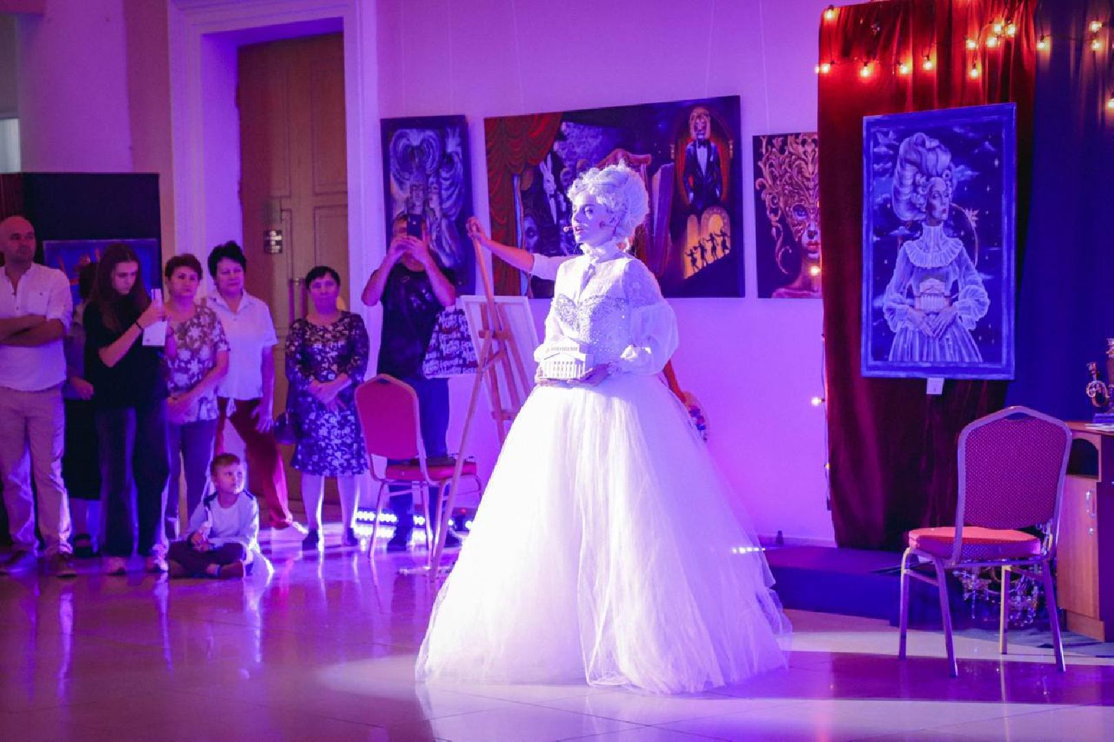 выставка картин, цдк, художница, творчество, сюрреализм, магия, свет, открытие,