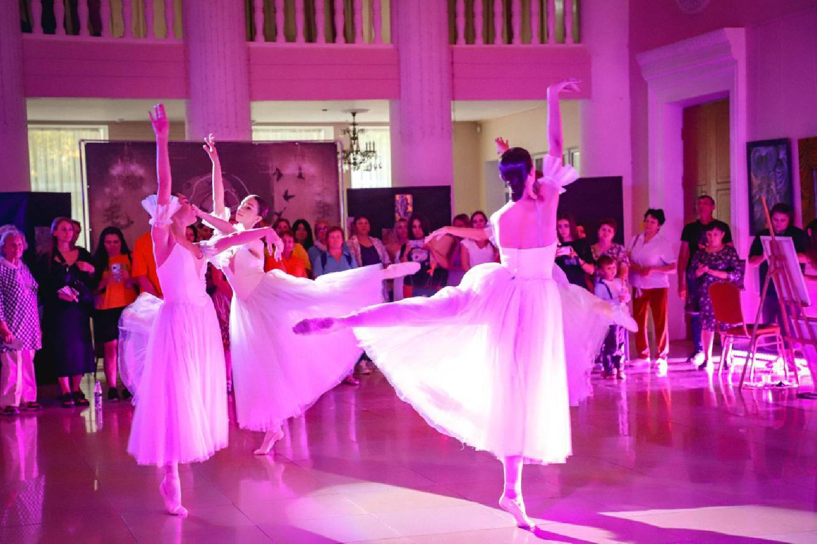 выставка картин, цдк, художница, творчество, сюрреализм, магия, свет, открытие,