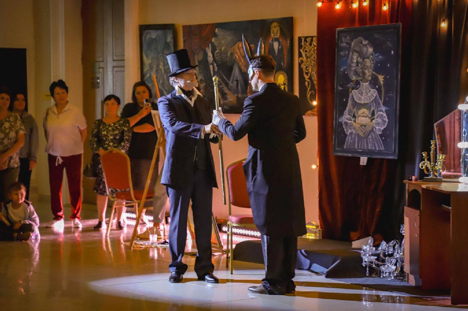 выставка картин, цдк, художница, творчество, сюрреализм, магия, свет, открытие,