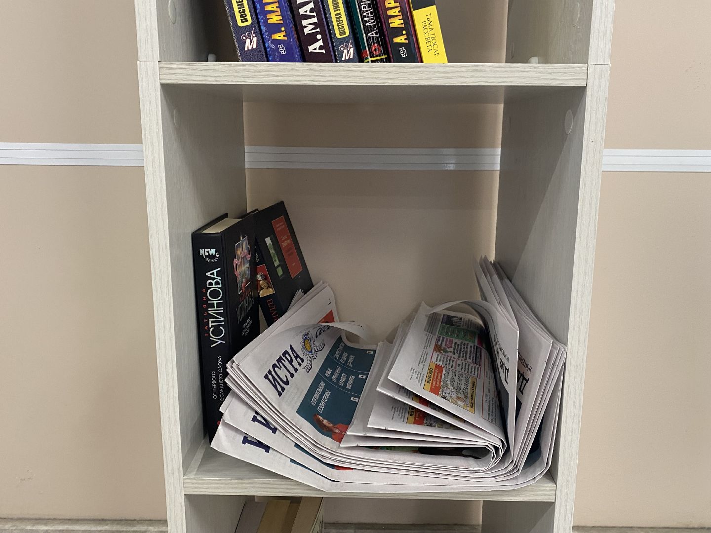 Библиотека, Поликлиника, Книжные стеллажи,