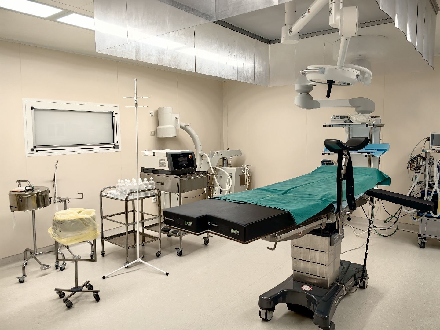 заведующий отделением, урология, больница, врач, операционная, высокотехнологичное оборудование,