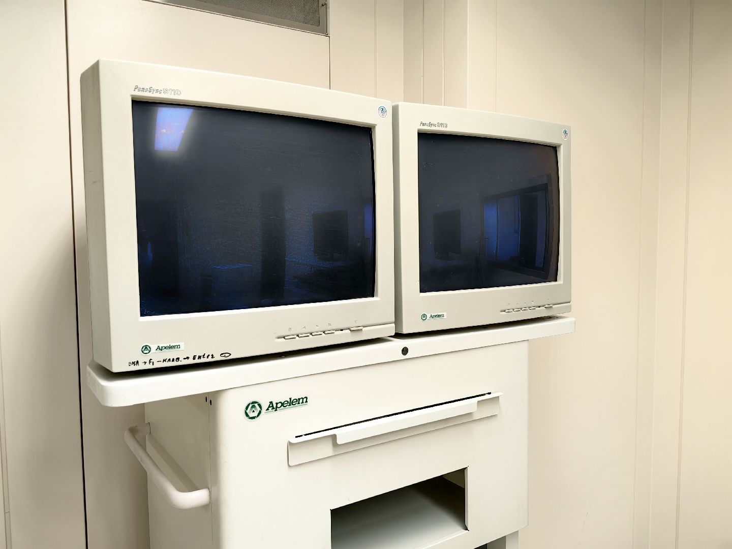 заведующий отделением, урология, больница, врач, операционная, высокотехнологичное оборудование,