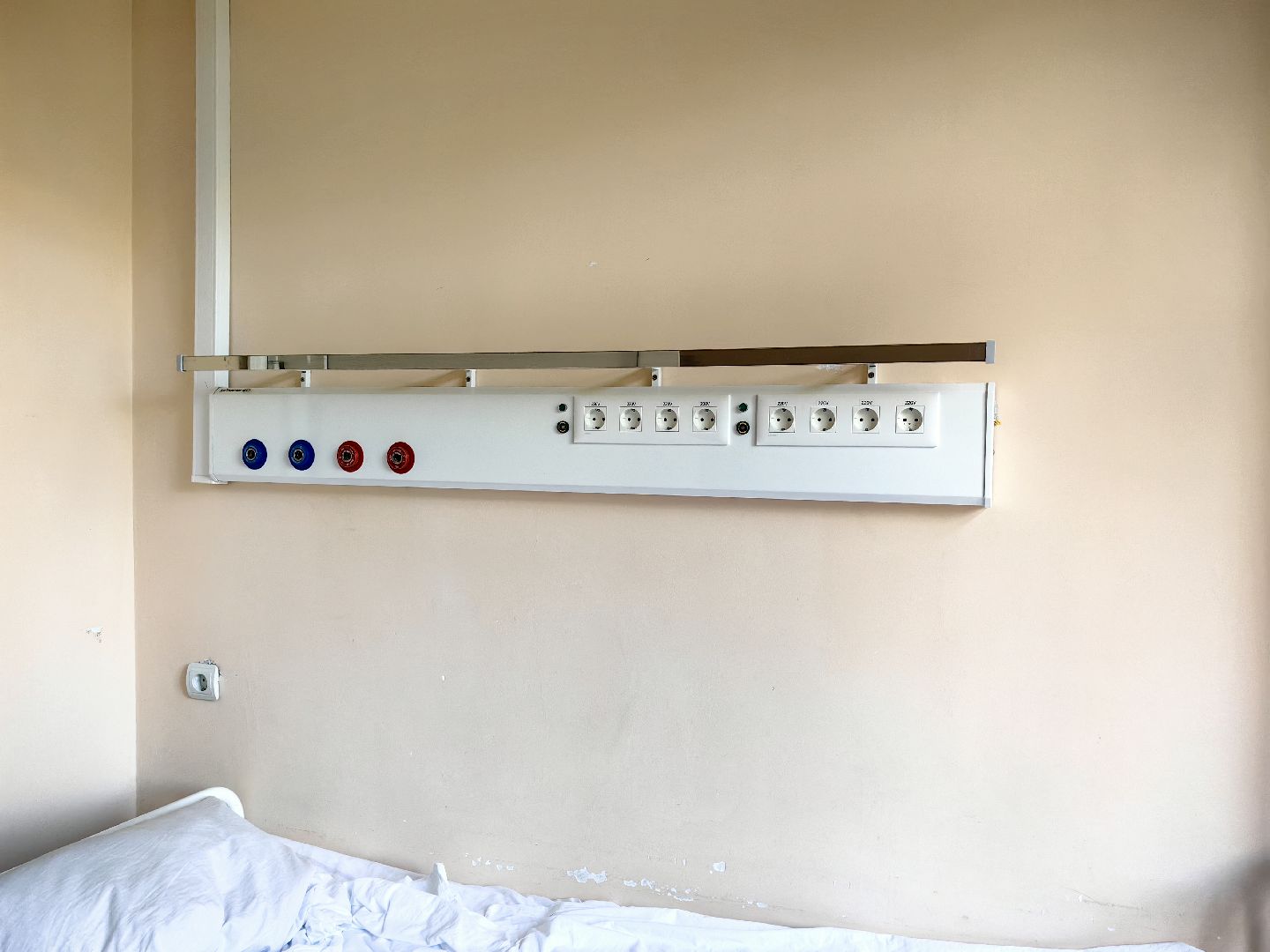 заведующий отделением, урология, больница, врач, операционная, высокотехнологичное оборудование,