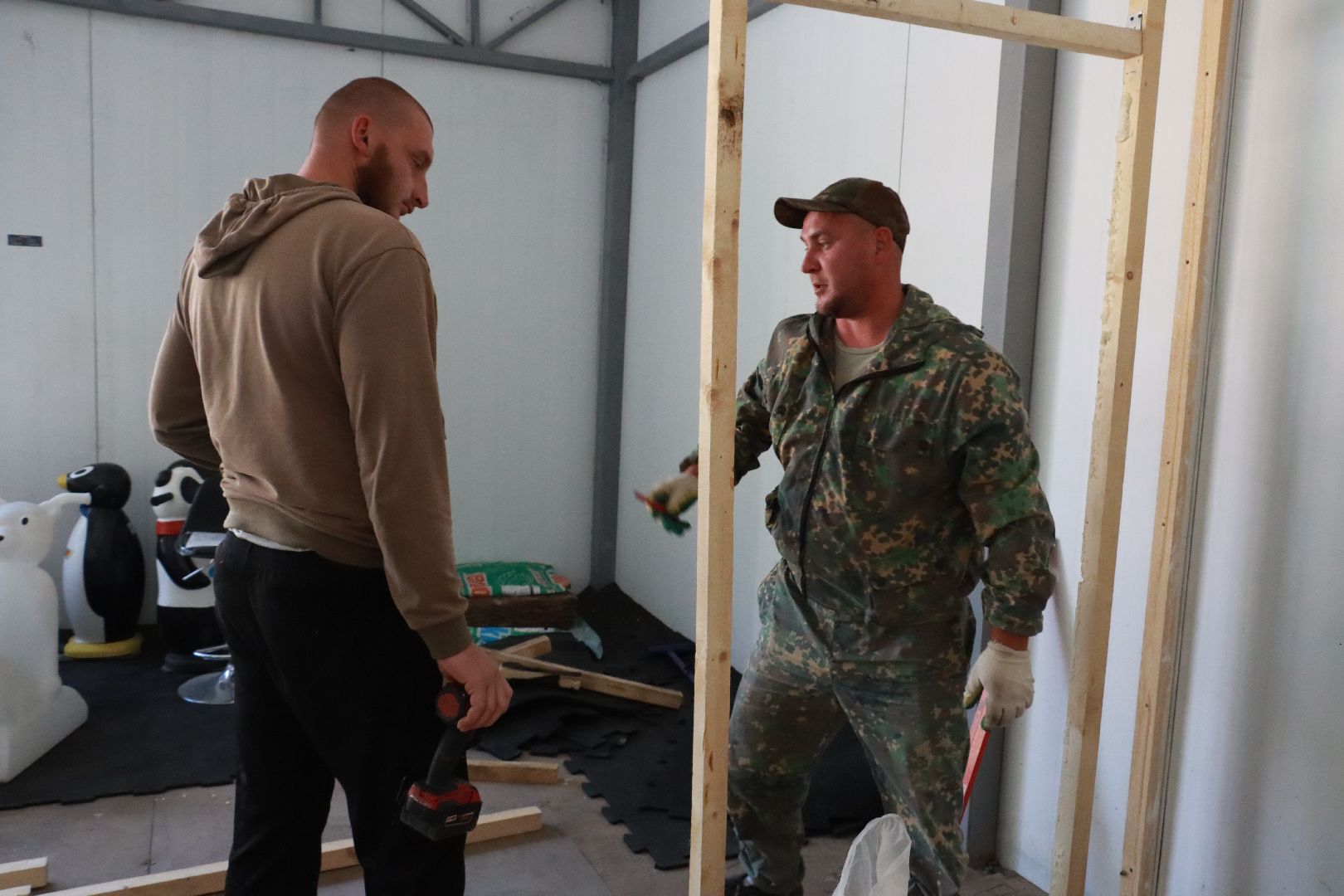 каток в парке, строителтство, коньки,