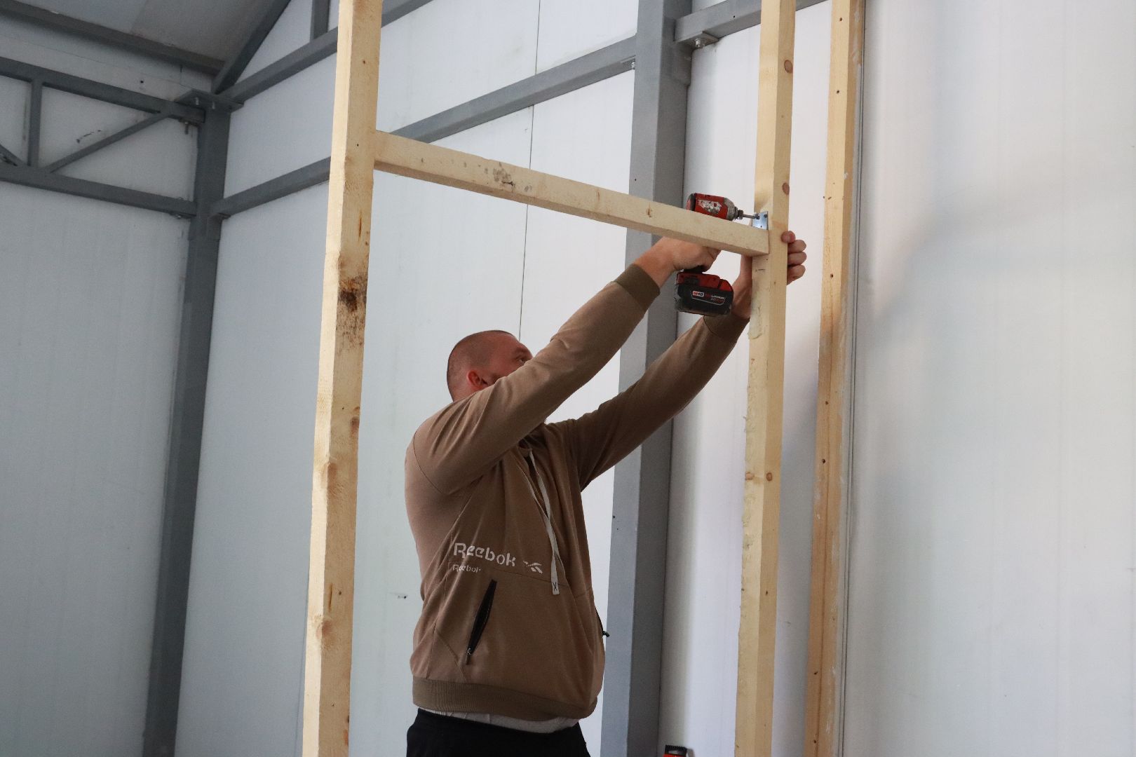 каток в парке, строителтство, коньки,