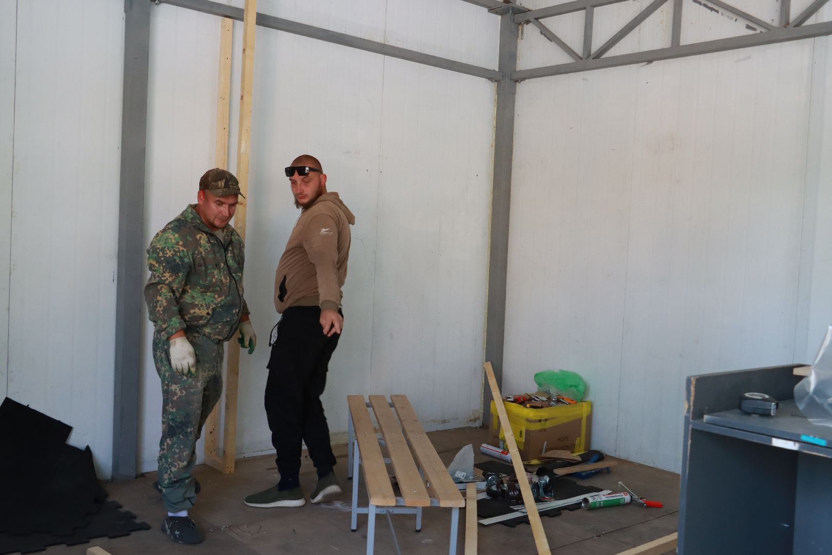 каток в парке, строителтство, коньки,