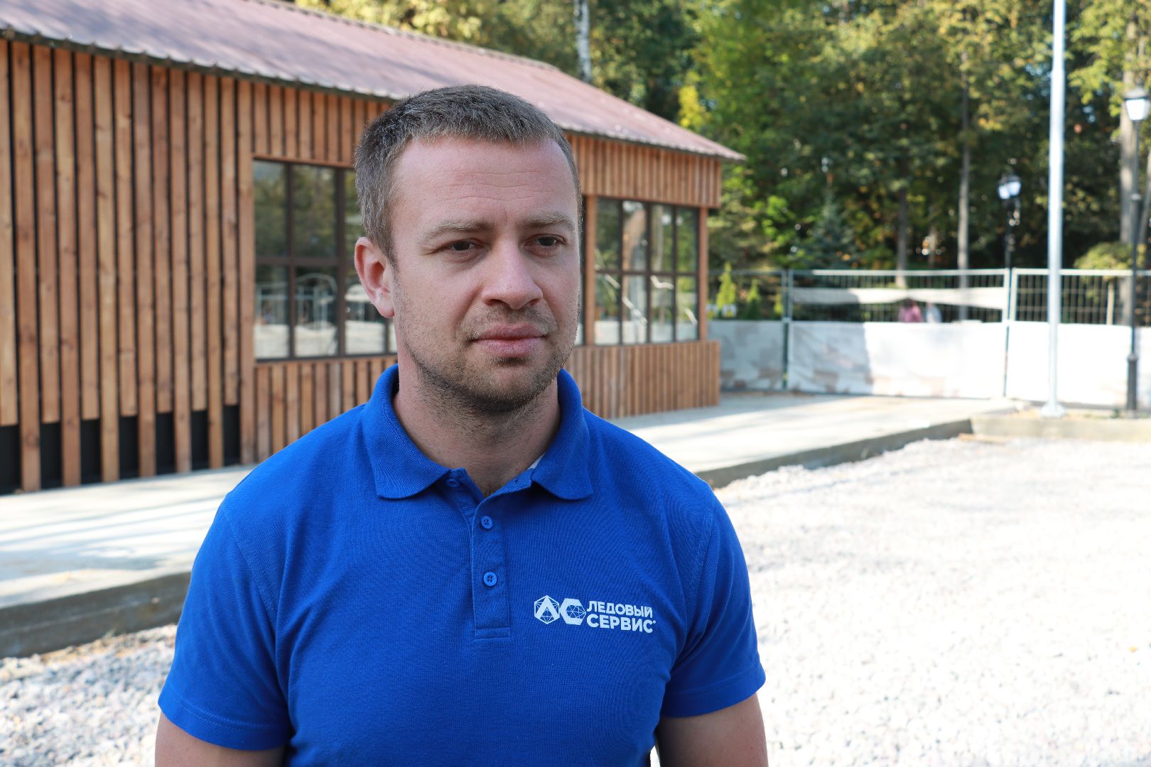 каток в парке, строителтство, коньки,