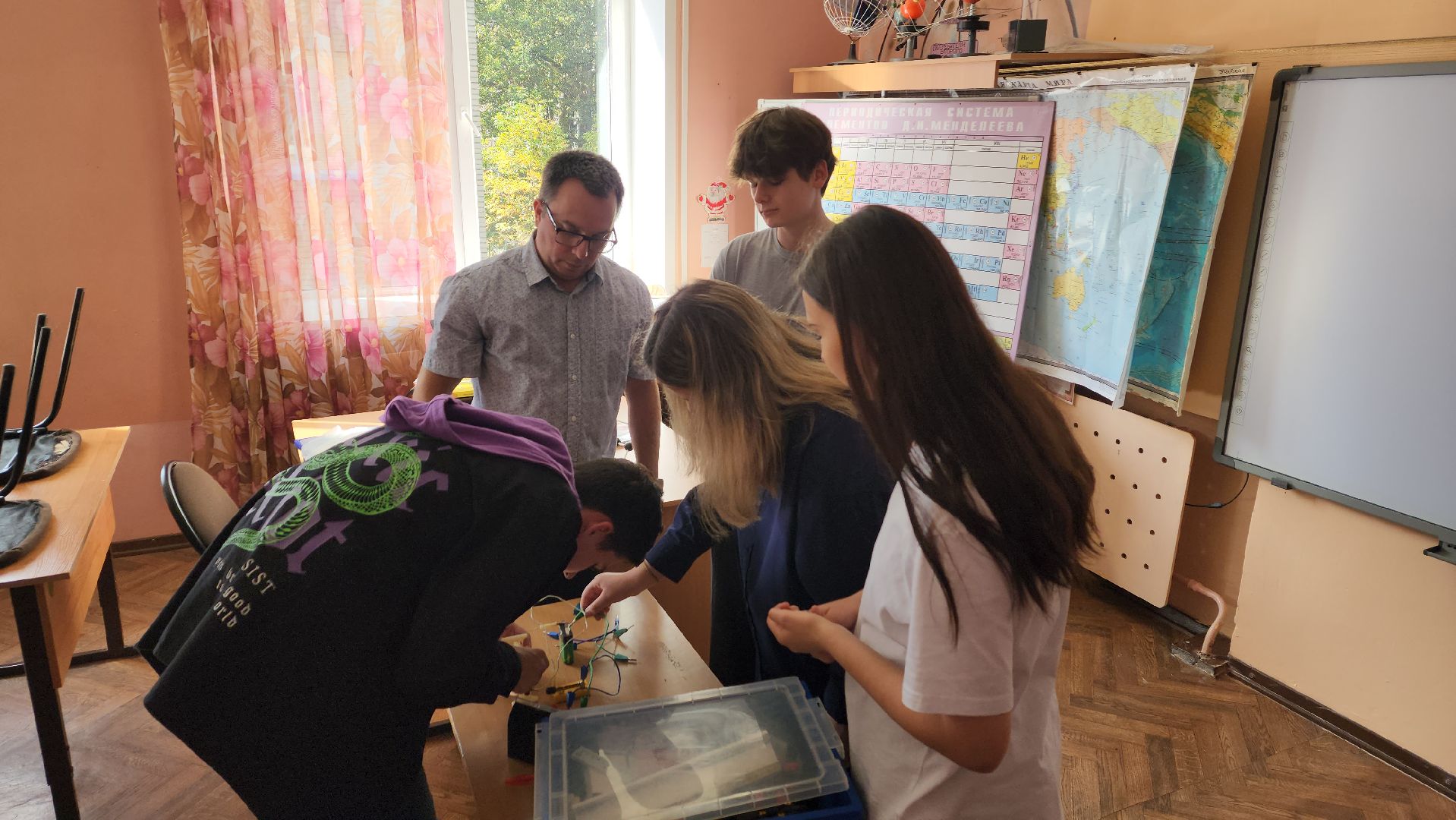 пушкино, пушкинский, лицей, учитель физики, новые технологии, лабораторные занятия, информационные технологии, школьники, знания-сила,