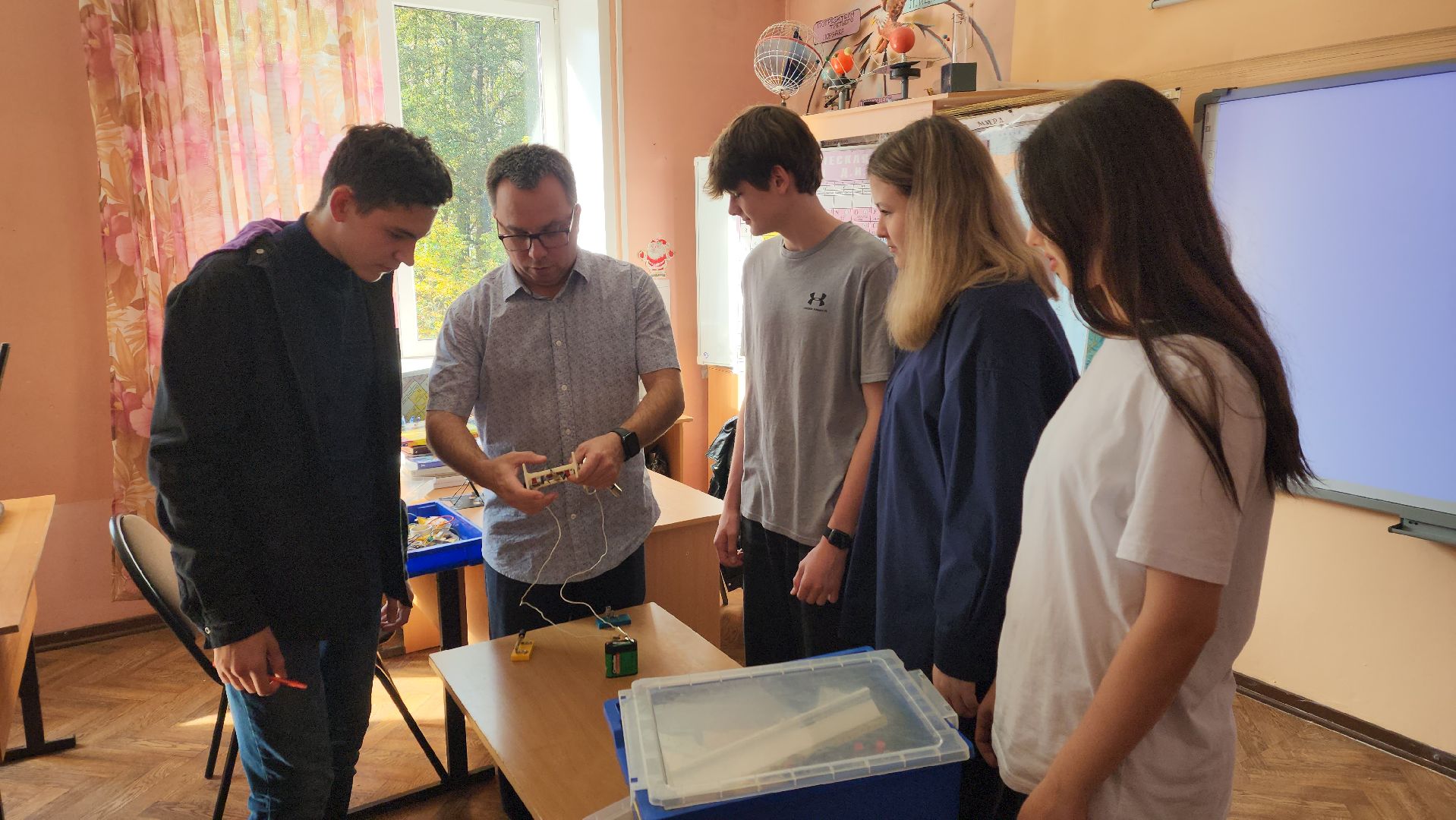 пушкино, пушкинский, лицей, учитель физики, новые технологии, лабораторные занятия, информационные технологии, школьники, знания-сила,