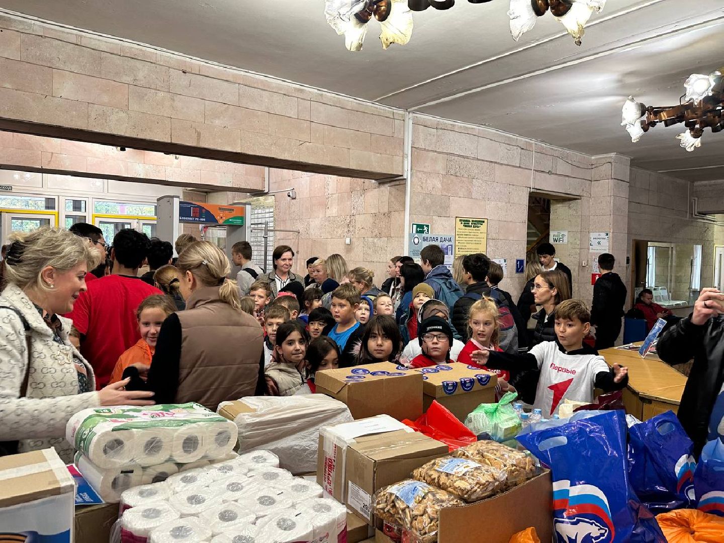 волонтёрство, сбор гуманитарной помощи, день воссоединения с россией