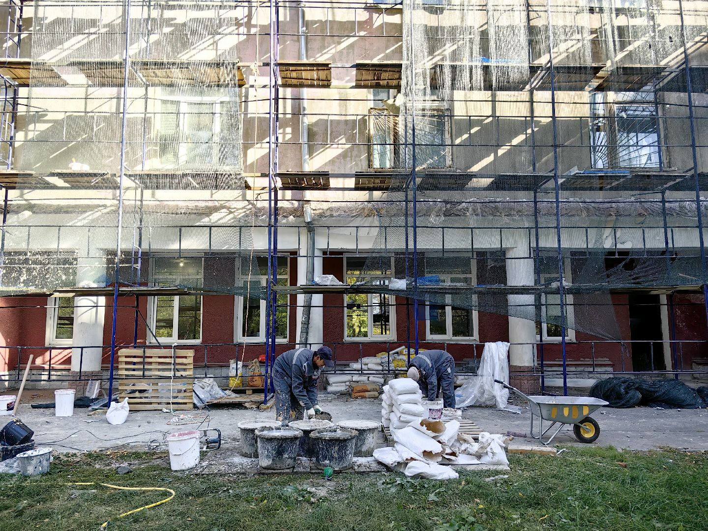 капитальный ремонт, фасад дома, бригада рабочих, Подрядная организация, конструкция, несущая стена,