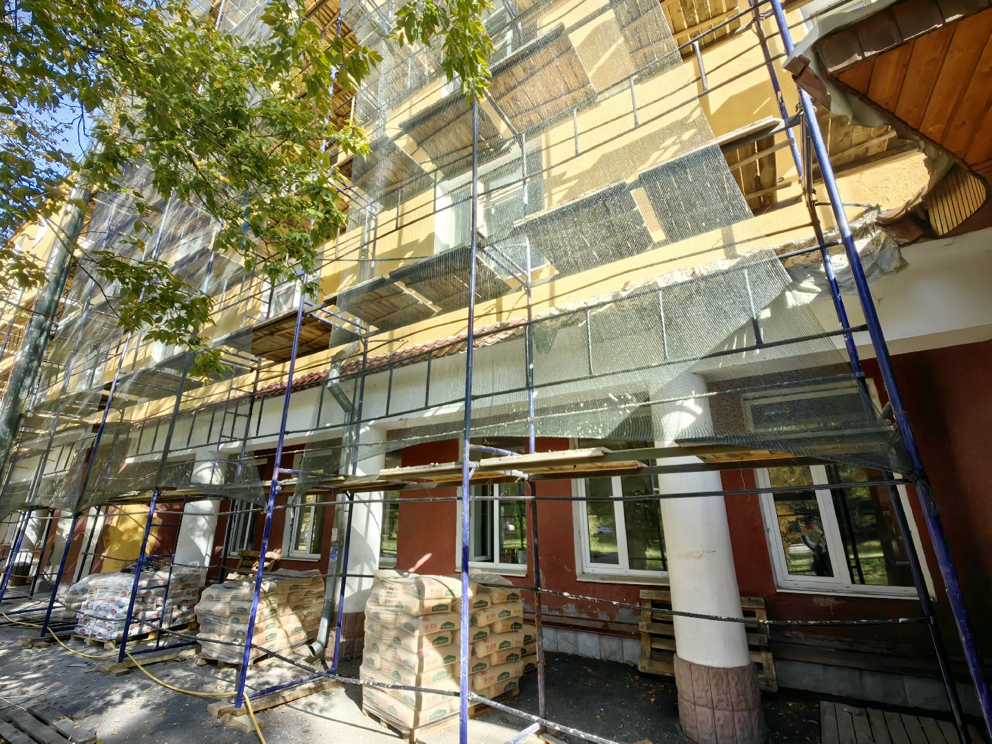 капитальный ремонт, фасад дома, бригада рабочих, Подрядная организация, конструкция, несущая стена,