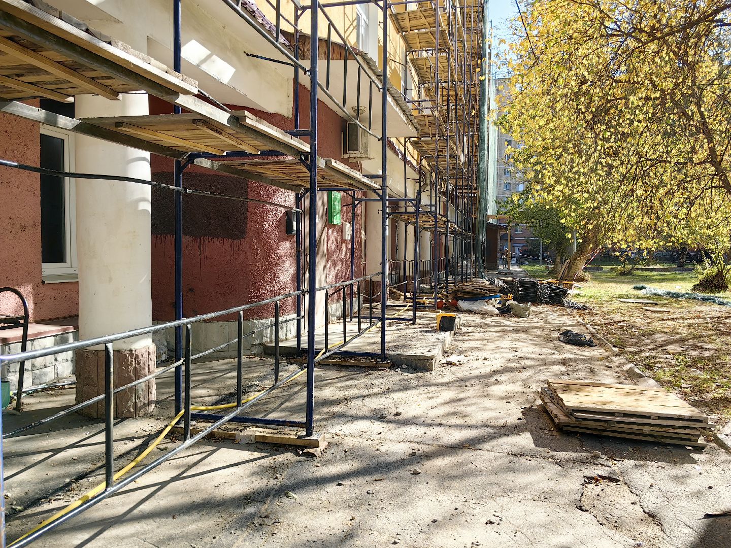 капитальный ремонт, фасад дома, бригада рабочих, Подрядная организация, конструкция, несущая стена,