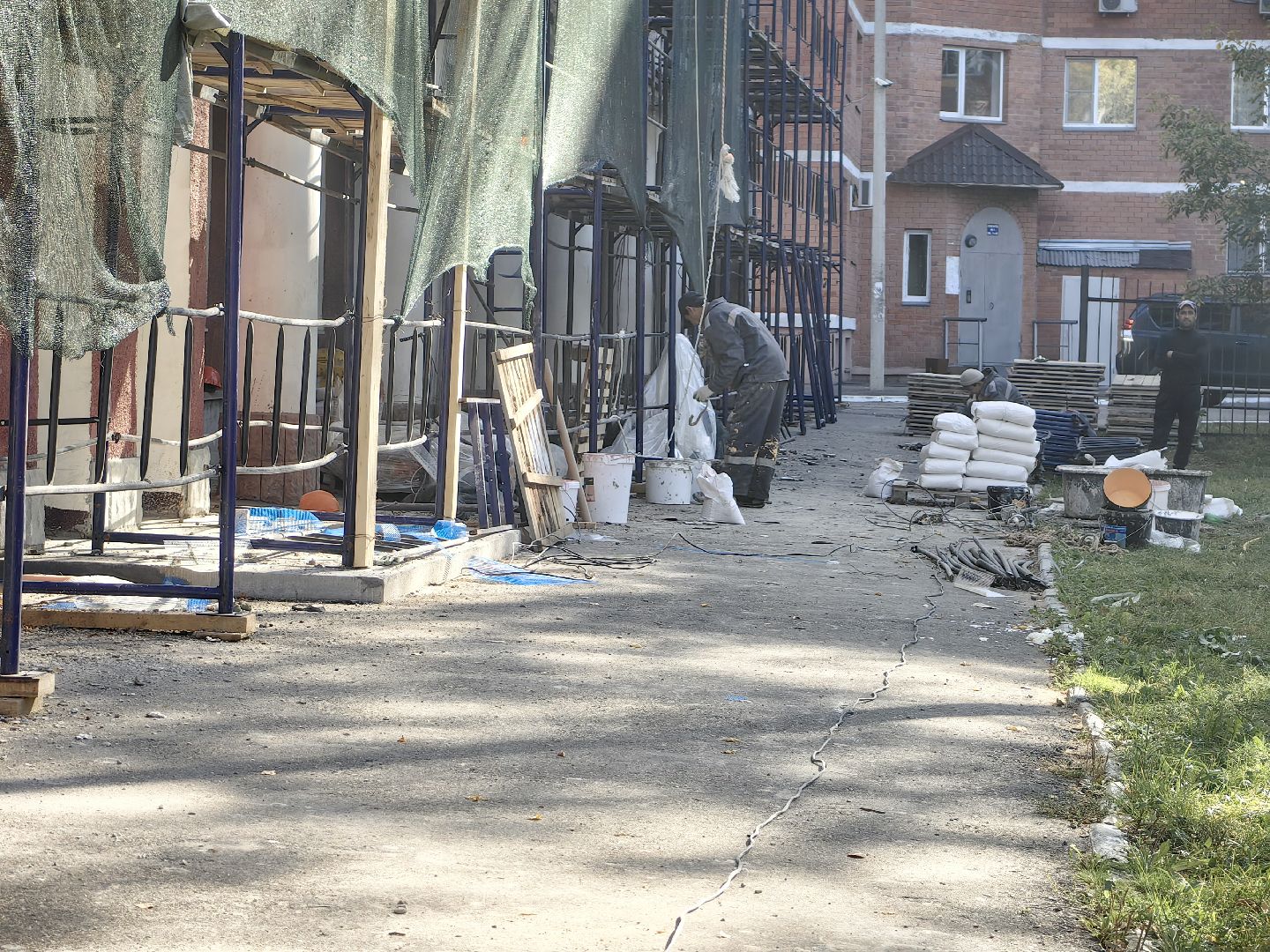 капитальный ремонт, фасад дома, бригада рабочих, Подрядная организация, конструкция, несущая стена,