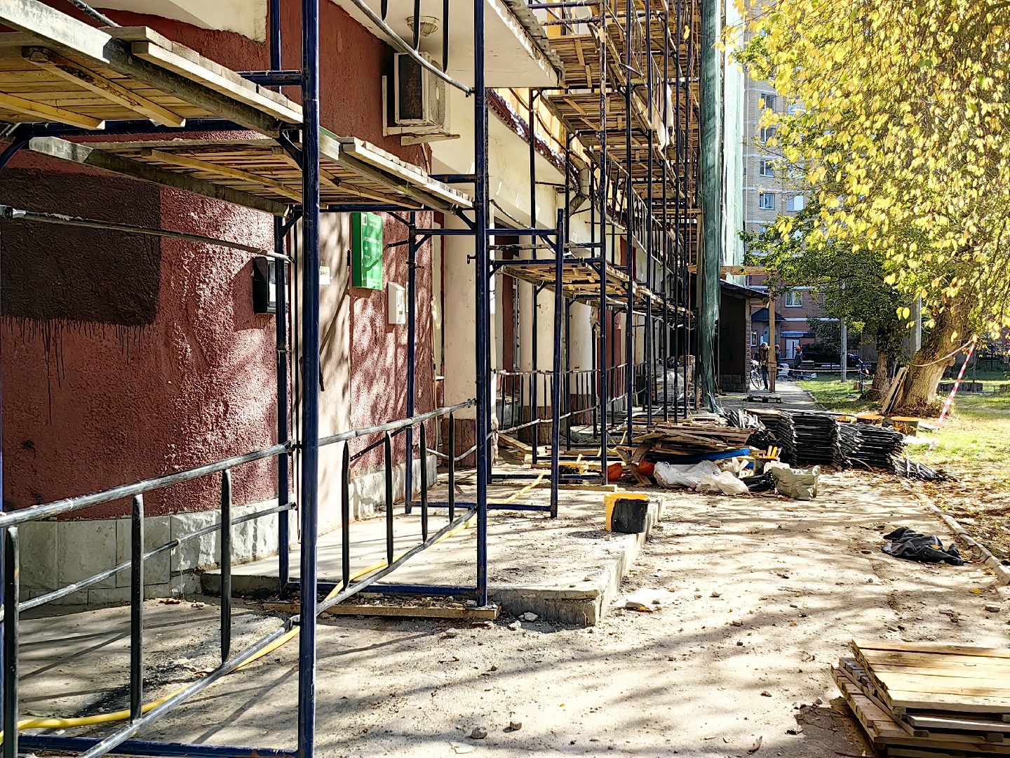 капитальный ремонт, фасад дома, бригада рабочих, Подрядная организация, конструкция, несущая стена,