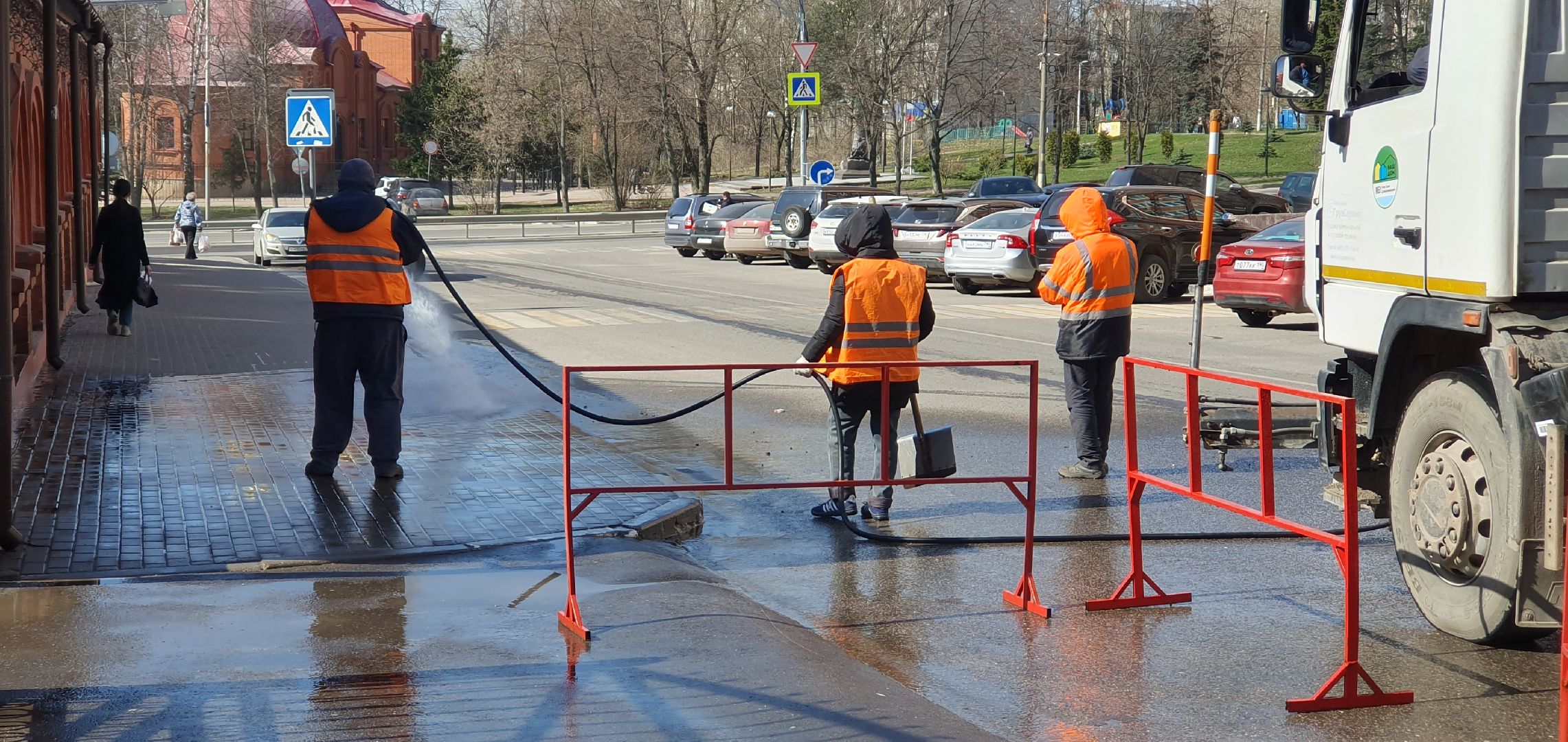 Мойка улиц, благоустройство, месяц чистоты, Дзержинский